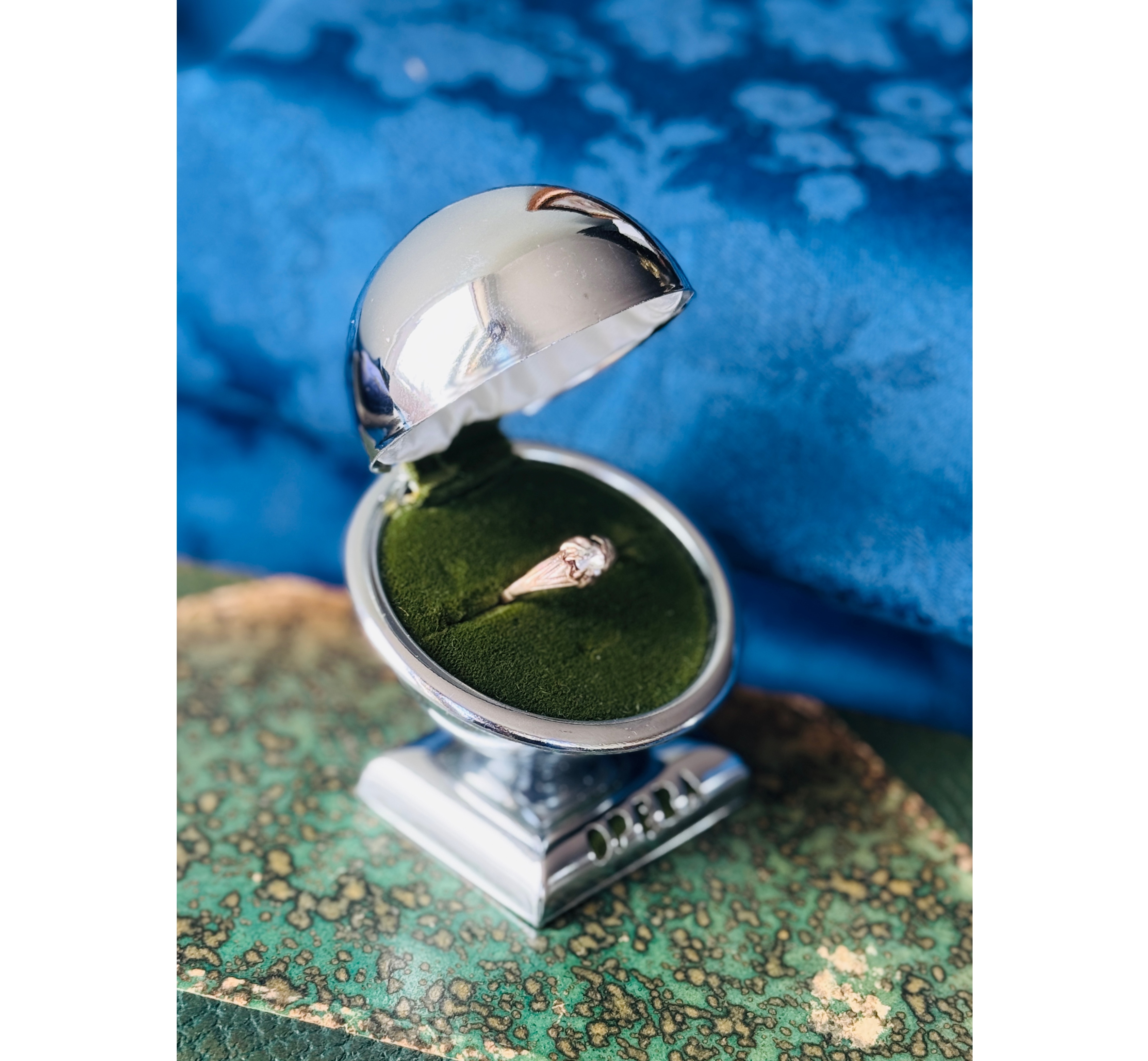 RARE! Highly Collectible Vintage C.a. 1950 OPERA Globe Shaped Silver Tone Ring Box (MT2281)