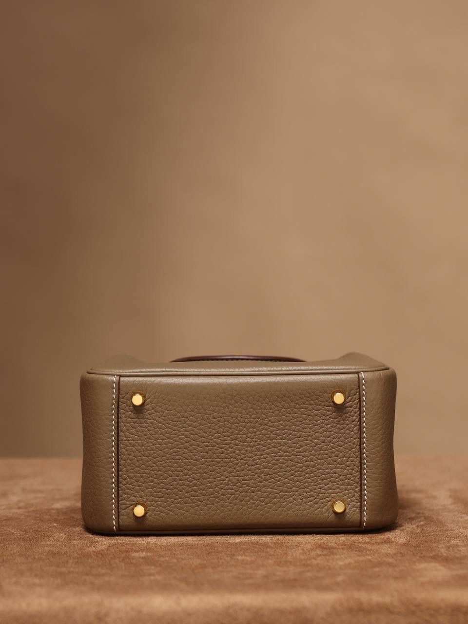 Hermes 爱马仕 Lindy Mini 19cm 大象灰金扣👜✨ Lindy 独家渠道货 独家欧洲原厂皮原厂五金组装的ZP尾单货 尺寸：19*12.5*9cm Lindy是采用原厂的正品TC皮，什么是TC皮？ 爱马仕专用的clemence,简称tc皮，是Hermes最受欢迎的皮革之一，颜色会比Togo少一些，但是纹路比Togo细腻，含油更高，更软，因此稍稍有些下垂感的特点。