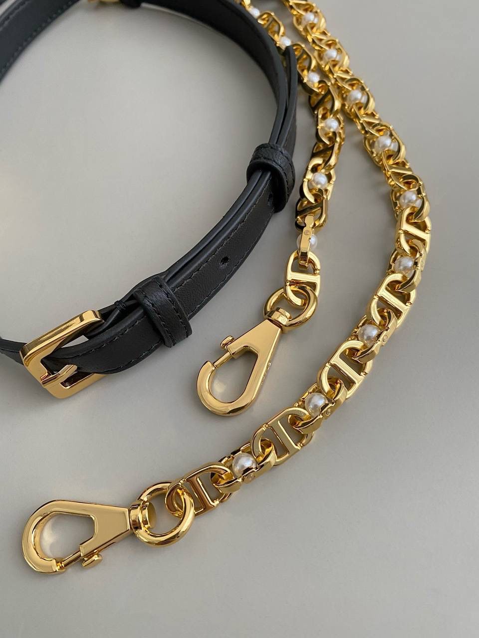 🈶黑色小号 𝐃𝐢𝐨𝐫 𝐀𝐧𝐠𝐞 𝗯𝗮𝗴手袋 这款颜值真的好看爆! 拿手上那种厚重的千金感’一秒沦陷 超大的CD 按扣、珍珠金属链条、和全金属手柄加上复古的包型、让整体非常精致 有种阳刚与柔美的酷时尚感 内里有隔层，可以很好的把私人物品归类 手拎手腕肩背腋下都可以 真的做到实用好看俩不误，超赞！ 25×7×16cm #💰115050m