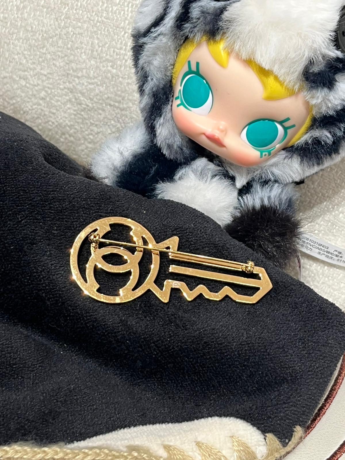 Chanel Key Brooch 100%Authentic, unused ✅dust bag✅box