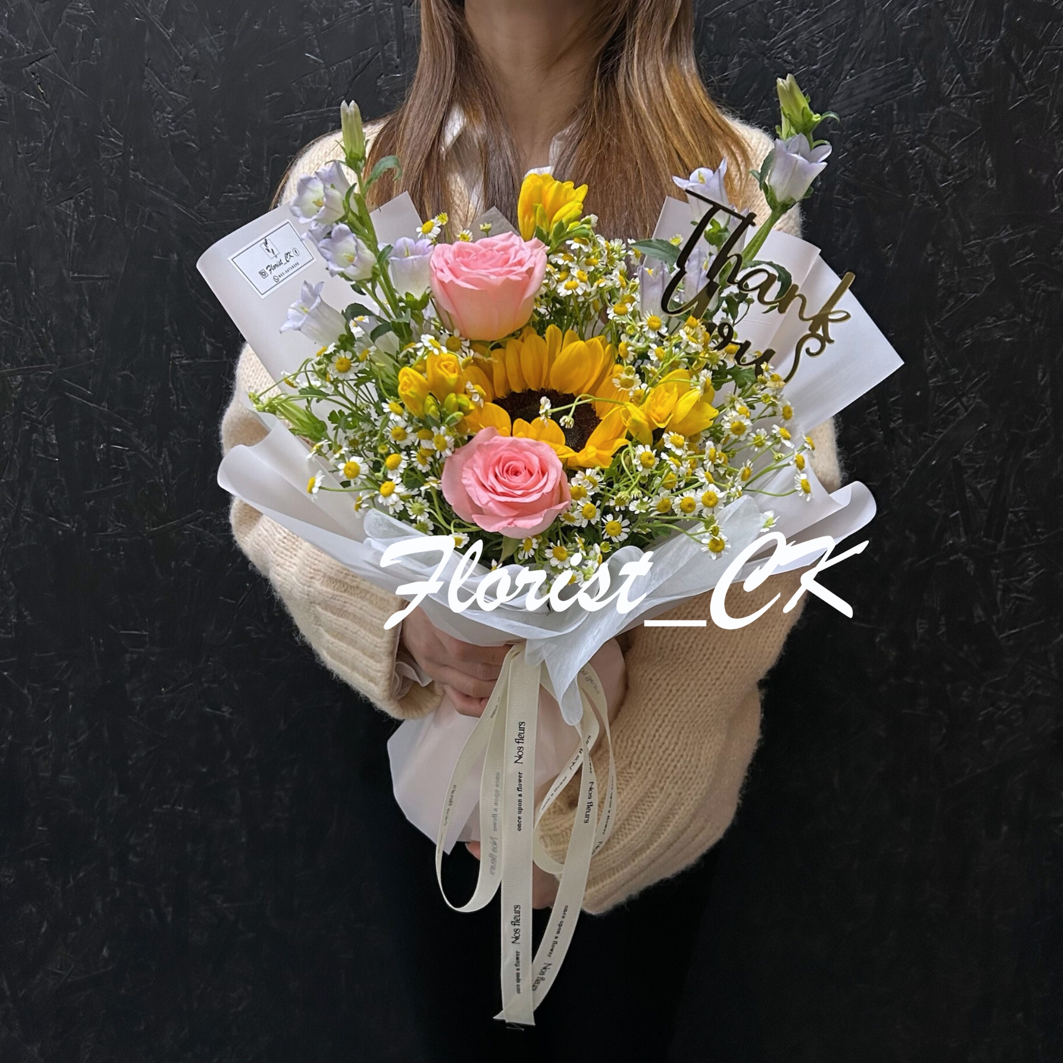 【2026 畢業鮮花推介】Blissful Beginnings  淺粉白花紙款｜向日葵玫瑰鮮花花束  (預訂款)