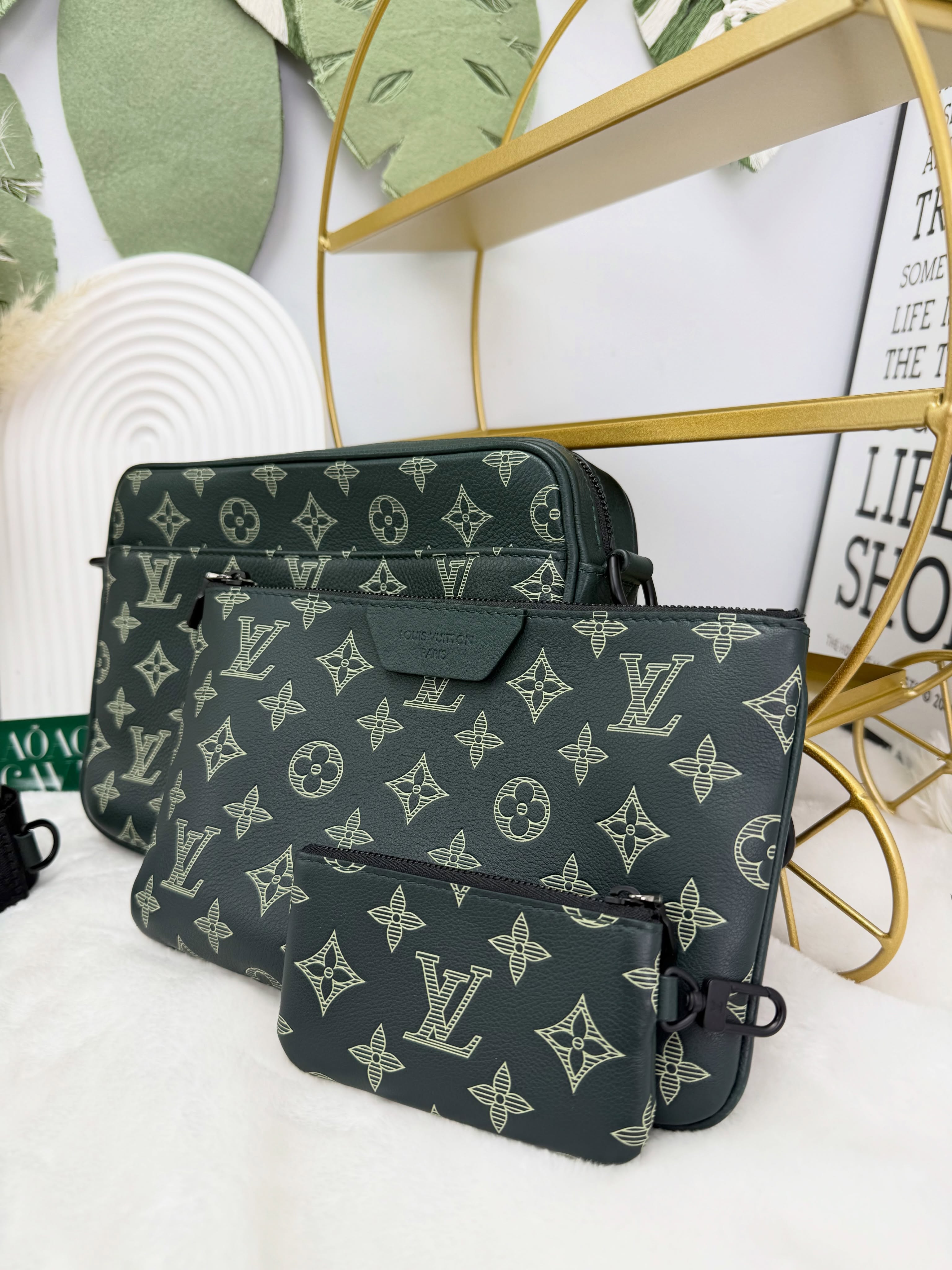 Lv👜 PRE OWNED 🛍️Trio Messenger三合一郵差包 森林綠皮革老花💚