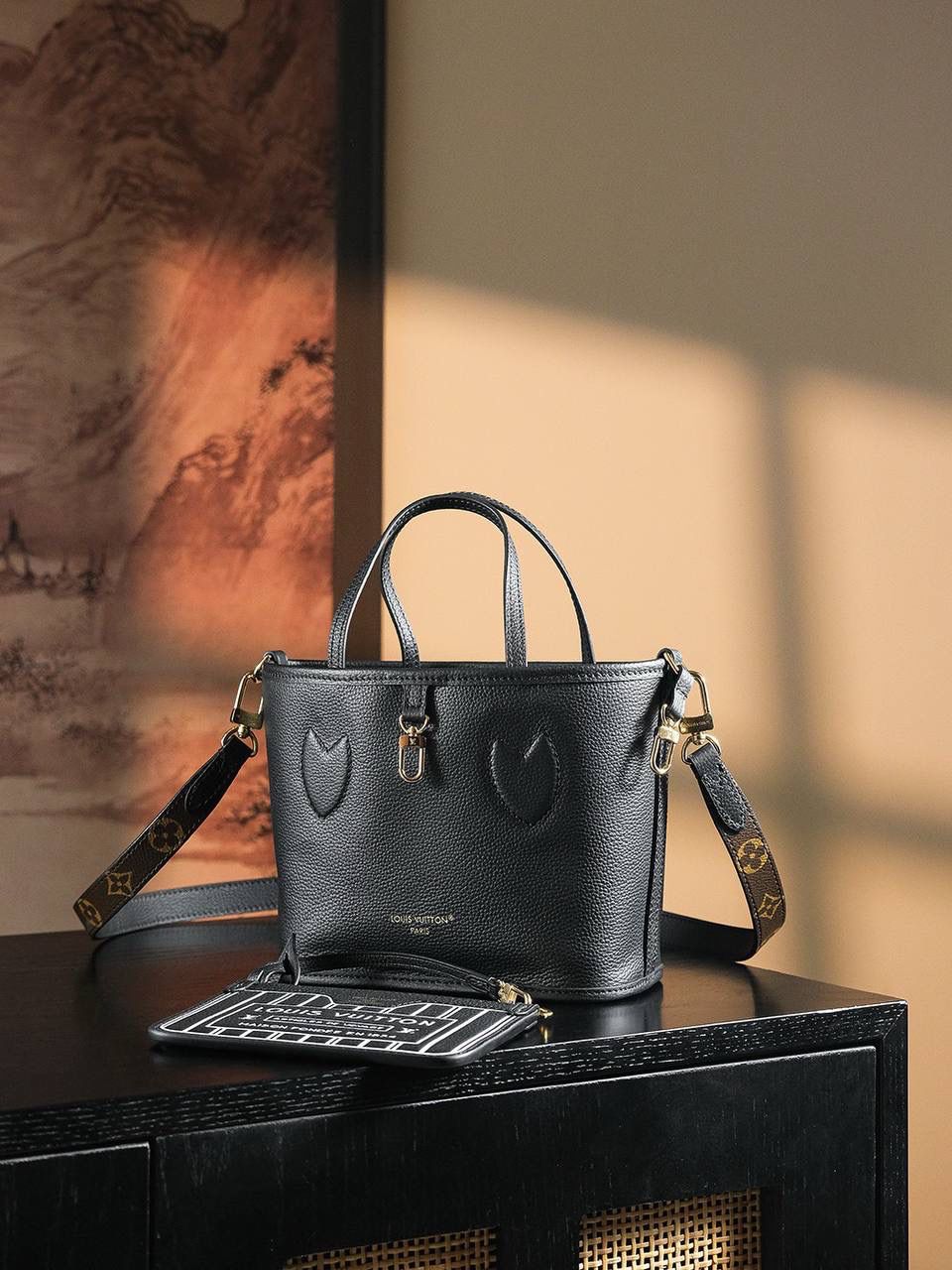 𝐍𝐄𝐕𝐄𝐑𝐅𝐔𝐋𝐋 𝐈𝐍𝐒𝐈𝐃𝐄 𝐁𝐁芯片菱形跳动码系列👜✨ 上市的第一天就处于断货王， 老花经典元素搭配上百搭进口颗粒牛皮，正反两用🔥再次刷新一款热门大爆款，强烈推荐必入的高颜值！上身一秒爱上，实用性超强，颜值还属于耐造耐看百搭，史上最实用且高颜值的爆款之王！ 五金材质：厚镀纯钢五金 皮料材质：法国原厂皮面料【芯片版】 尺寸详情：𝟏𝟔.𝟓*𝟏𝟏*𝟐𝟔.𝟓𝐜𝐦