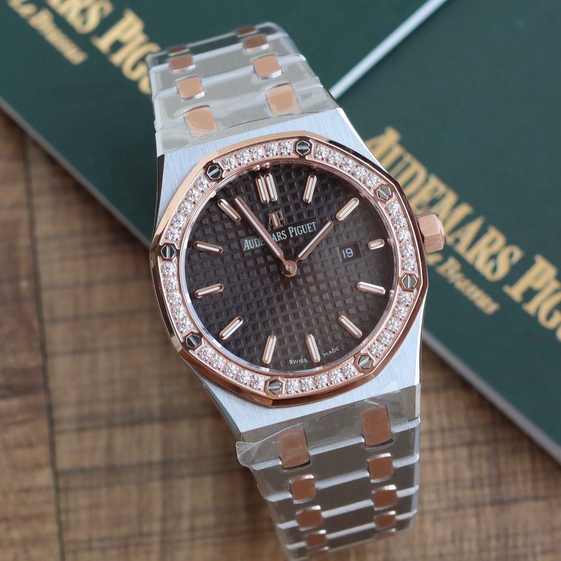 🚀原单AUDEMARS PIGUET爱彼 皇家橡树系列67女士石英腕表 独家原版拆解开模 所有配件均可原版互换使用，搭载原装瑞士F04111石英机芯。走时精准！全程CNC打磨，多次校对调整版型，棱角分明。表壳直径33MM,多边形状表圈与表壳精密相合，表圈以六边形螺丝栓固定在表壳上（圈口镶嵌精美施华洛世奇钻，璀璨夺目）表带链节精致规整，链节经过上百次细致的打磨处理，呈现出完美的纹理。折叠式表扣开合简单，佩戴方便。腕表表耳处呈弯折状，可以保证腕表与腕部更加贴合。表盘镌刻“Grande Tapisserie”大方格纹装饰，搭配荧光立体时标和皇家橡树指针，宽大的指针和时标让读时简单清晰。三点位置日期显示窗口，以阿拉伯数字显示。腕表为密闭表底，表底上镌刻皇家橡树系列的英文名称“Royal Oak”字样✨🔥