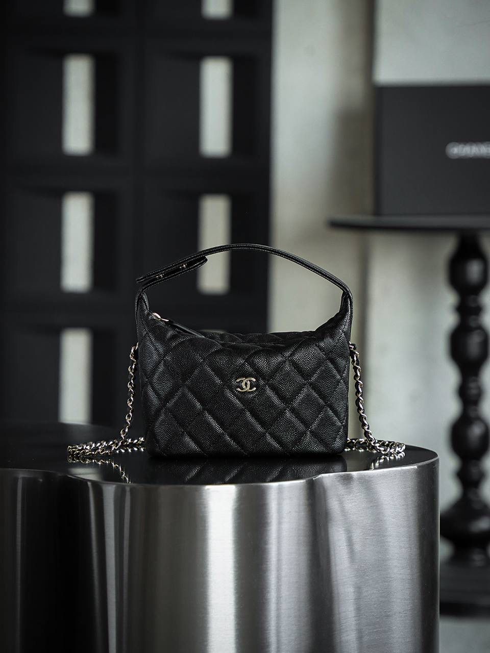 25C飯盒包鑒定版👜 一包一碼 支持全球鑒定查驗身份證原廠專G Haas皮料過關清單資料可査詢 手提飯盒包是這季25C的早春爆款 很實用日常的一隻包 爆款是有原因滴 因為好看又能裝 少見的鏈條居然還能拆卸，還可以肩背或者手拿。 五金：厚镀14k五金 皮料：Hass中球小牛皮 尺寸：21.5*19*6cm