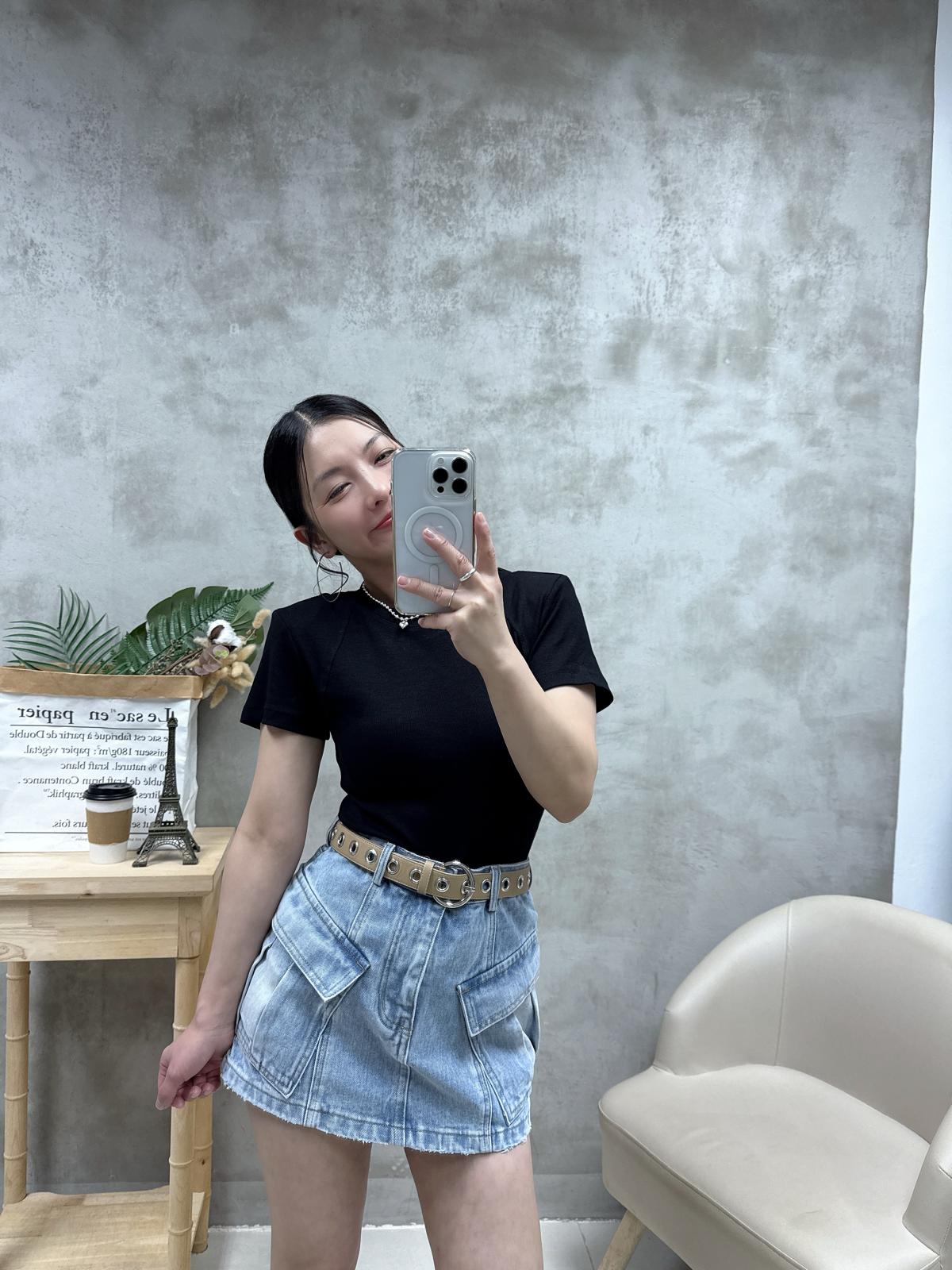 D22 後背設計凈色Tee