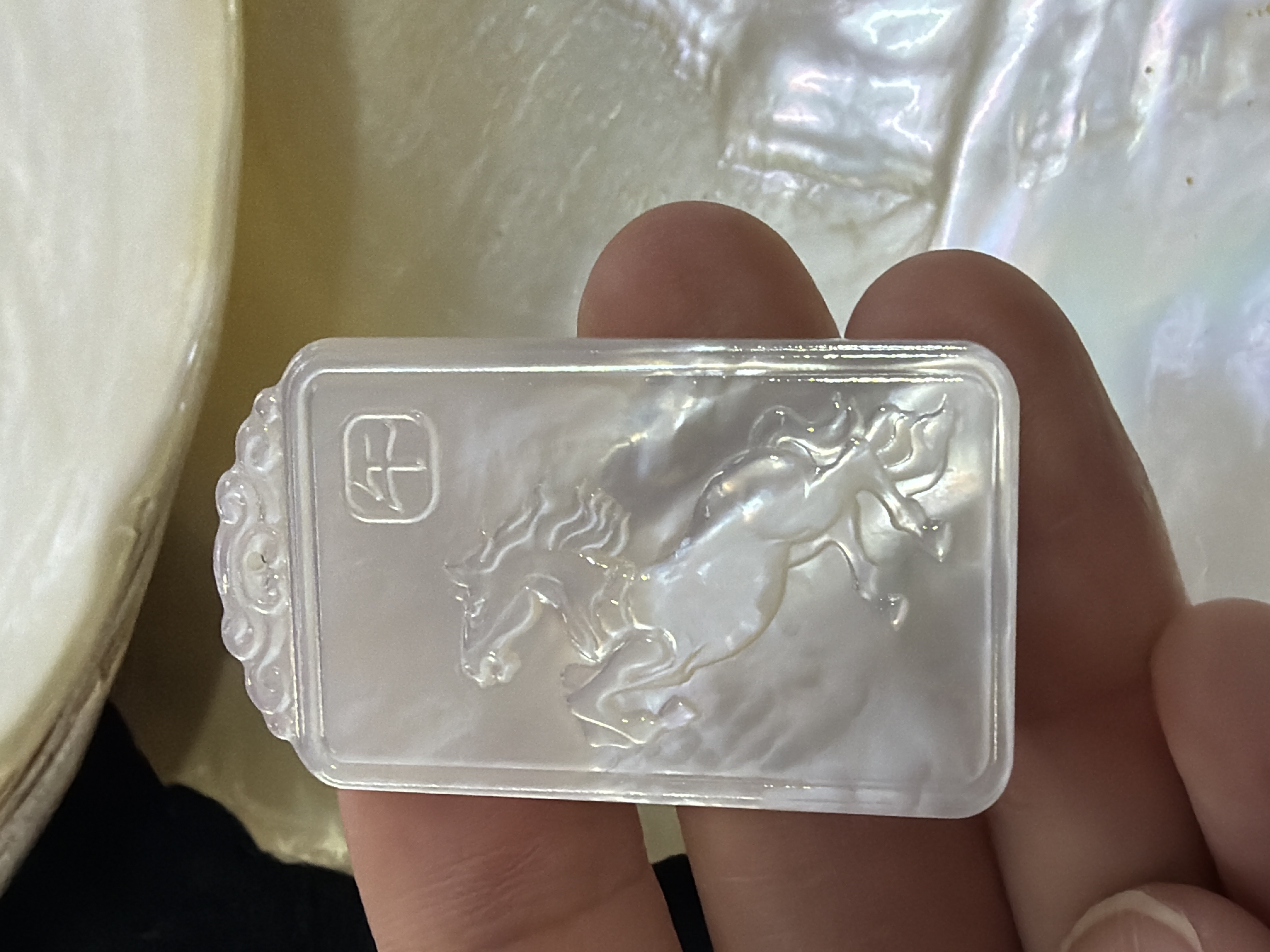 農曆新年巨獻（30%off) 印尼純天然白貝母精雕 #22 屬馬守護 大勢至菩薩4*2.3cm（會加持配頸繩）