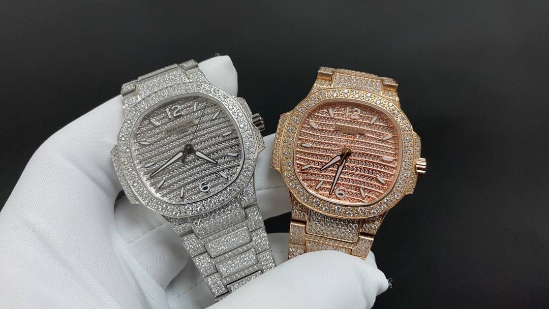 新品 重金打造经典时计——百达翡丽7118女士鹦鹉螺 满钻限量款 少量到货，限量供应（全身采用八心八箭天然奥宝水钻） 🉐️赠送价值💰288旅行便捷定制手表表盒 腕表:定制324 S自动一体上链机械机芯，中心大秒针 表盘:密镶钻，拥有286颗钻 表壳:密镶拥有518颗钻，拥有蓝宝石水晶透盖。防水系数30米。直径35.2mm 表链:采用拥有1729钻采用罕见的“不规则雪花镶钻”工艺，令腕表更添耀眼光彩，这项工艺需要将大小各异的钻镶嵌并固定到位，尽可能隐匿每颗钻之前的贵金属痕迹。 顶配鹦鹉螺7118满天星 目前算是最奢华的女款鹦鹉螺 应该没有人能拒绝了它了吧 雪花❄️镶钻全身 不仅是表盘，表带都是雪花镶钻总之一个字“闪”（白色为真空炉内白金，玫色为真空炉内纳米玫瑰金） 精品，欢迎表友品鉴！