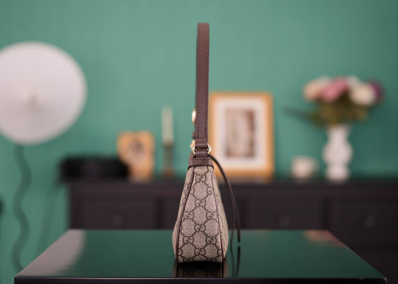 🥯GG Ophidia系列小号手袋 腋下包 棕色25cm 意大利Marbella Pellami进口皮,猪皮纹配经典的双G老花PVC,也是很别具一番风格的！简洁大方超百搭，这款腋下包版型款式都很nice，值得入手~ 官方款号 735145 尺寸：25x15x6cm