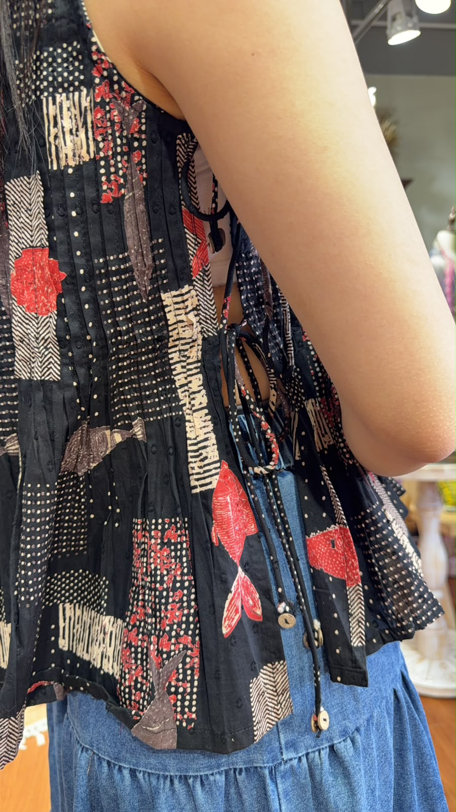 3151 Black Fish Pleated Top