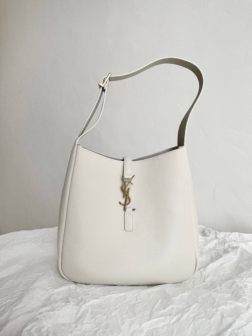 【已更新最新细节⚠️】 ys1 hobo bag腋下包小号 白金🤍 我和你们说，这只包看着普普通通 但是上身是真的很好看！ 第一次看到他们家有这种慵懒的腋下包 整个包都是柔软的原厂胎牛皮 又轻容量又大，真的很～～好背 这只包的灵魂在于圆滚滚中又有型 市场很多做得太挺括硬朗，那种货打咩啊❌ ZP开发⚠️全套包装哦～ 23×22×8.5cm713938m