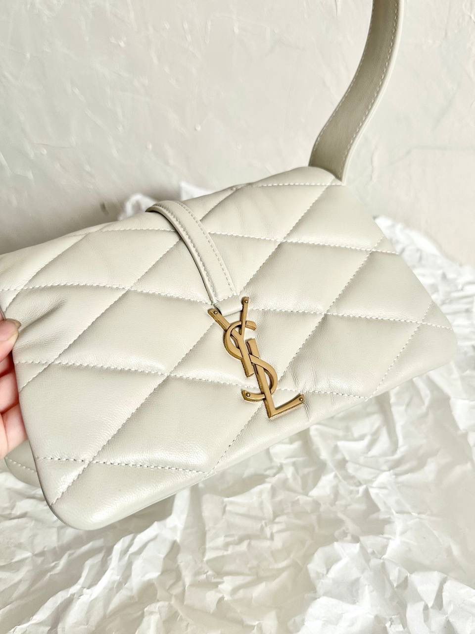 ys1 le57绗缝菱格羊皮腋下包白色🤍 这么多腋下包中最火之一！ 它优雅又复古，而且显得很有女人味 slp的设计师是懂女生的 小羊皮软软蓬蓬的，好像棉花糖 我真的很爱这种软乎乎手感的包儿 特别是冬天，摸着很治愈～ ZP开发➕原厂羊皮➕全铜五金⚠️ 爆款细节一定要正确❗️ 24×18×5.5cm691450m