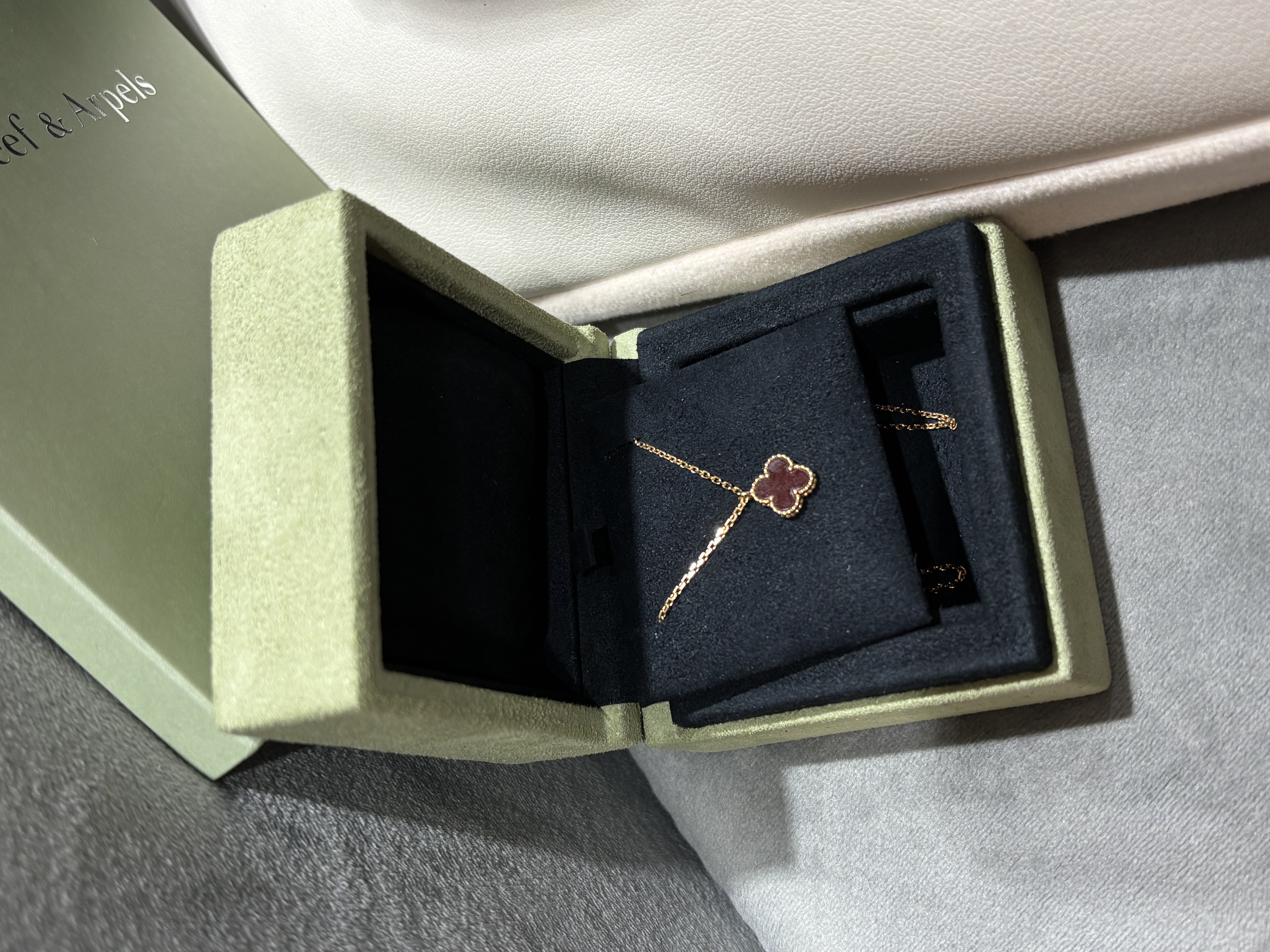 Van Cleef & Arpels VCA Sweet Alhambra Pendant, Rose Gold, Carnelian 100%Authentic, 99%New ✅專門店收據✅ certificate✅Box
