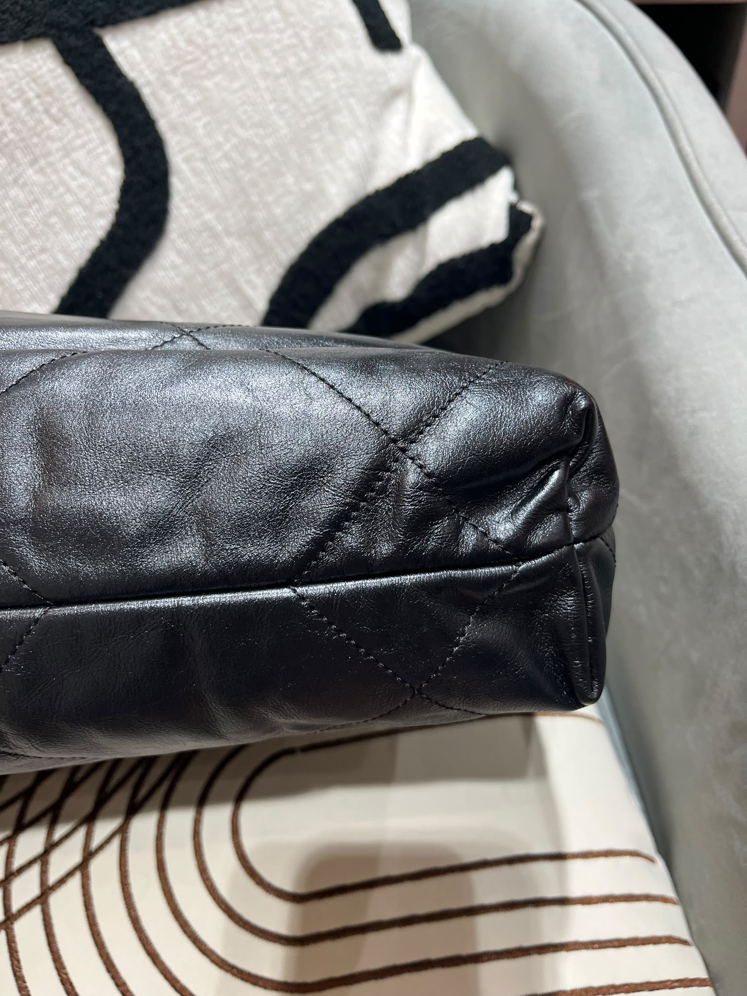 Chanel 22 Small AS3260 黑色牛皮，金鏈100%Authentic, 98%New ✅晶片✅Dust bag✅Pouch