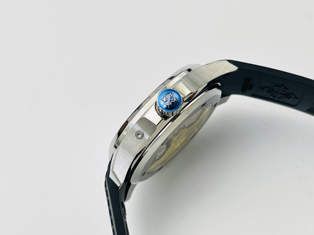 百达.翡丽Aquanaut系列5164A-001腕表具现代感、国际感的两地时间复杂功能，更符合年轻世代的品味与需求！ 1⃣️【表壳】40.8MM表径，依旧采用百达翡丽经典不锈钢材质打造，圆润的八角壳型恰到好处，表壳左侧的鲨鱼鳍型设计，是可以前后快调中央镂空时针的按钮，这枚指针可以用来指示第二时区时间。 2⃣️【表盘】黑色浮雕表盘，金属立体字块，覆荧光涂层时标。3、9点钟分别显示”HOME”与”LOCAL”的方形昼夜视窗，蓝白二色各自代表晚上与白天，6点钟位置是指针式的日期盘。 3⃣️【机芯】成功实现百达.翡丽5164A-001内载的324 SC FUS自动上链机芯功能，大三针基础机芯上搭载两地时间模组。配有休闲气息的Tropical表带，正是为年轻世代所准备的奢华运动表。