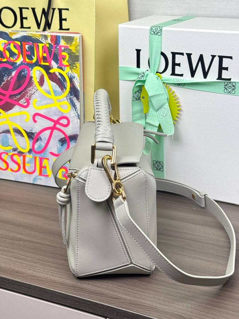 🎈最新编织手腕𝙋𝙪𝙯𝙯𝙡𝙚 ——【银灰色】 尺寸：𝟐𝟒-𝟏𝟎.𝟓-𝟏𝟔.𝟓𝐜𝐦 编码：062405 【配全套礼盒】 ♥️以罗家经典几何设计，搭配独特的编织手腕，绒面内里。 ♥️容量大，经典百搭，可拆卸肩带，有单肩，斜挎，手提等多样化背法。随性时髦洒脱，实用性强。 ♥️独家背景➕独家品质➕独家全套砖柜礼盒套装，市场高端品质皆在我手✌🏻