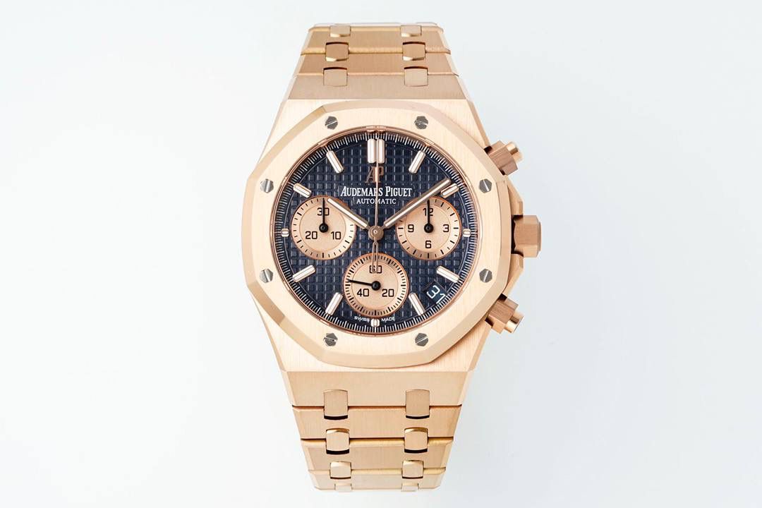 🚀新品爱彼皇家橡树系列26240系列，是一款41毫米精钢自动上链计时码表，搭载APS开发自研Calibre 4401一体机芯，具备飞返计时、小时/分钟/小秒显示及日期功能。其标志性八角形表圈配以八颗六角螺丝，搭配“Grande Tapisserie”大型格纹表盘，层次感鲜明。一体式精钢表链延续了1972年首款皇家橡树的经典设计，兼具运动与优雅。全新开发一体机芯采用导柱轮与垂直离合结构，振频28,800次/小时，与原版完全一致，动力储存约70小时，防水深度50米。AP融合高级制表工艺与前卫美学，是奢华运动腕表的典范之作。💯🔥🔥