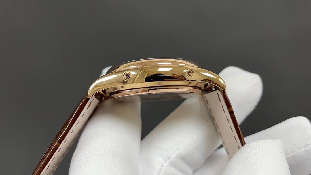 🌐新款到货🌐 百达翡丽最热门款式，PP复杂功能计时系列5146R 5147。功能方面的巧妙构思，外观上的合理布局，以及优越的机芯性能，无一不体现出百达翡丽大师们的独特设计，一件经典的艺术品。 采用39mm表盘直径，高性能Cal.324自动机械机芯，具备年历，日期，月份和月相显示功能，提供了强大的时间衡量功能，表盘设计中心大秒针，是时间易于读取。 相信这样的一款腕表会是很多爱表人士所梦寐以求的，但是就如它水中月的意象一样，可遇而不可求，所以，如果有个机会出现在你面前，那么就好好珍惜吧。