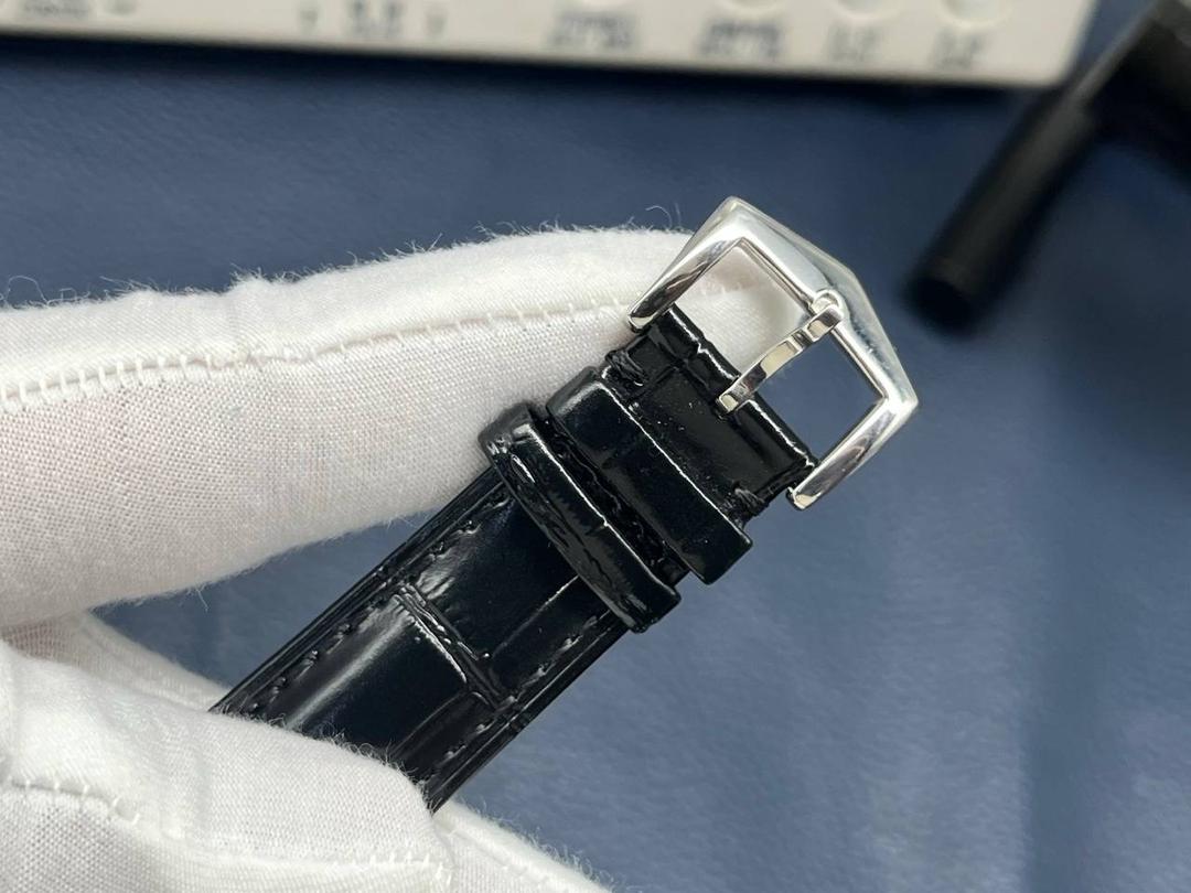 百达翡丽复杂多功能系列5135G--010重磅登场，迄今推出的首款Nautilus复杂腕表，以超复杂的工艺技术打造休闲运动腕表。 1⃣️小身板大能量：尽揽以下功能∶12点位日历功能 10点位星期功能 2点位星期功能 6点位24小时。所有功能都可正常使用。 2⃣️机芯采用版Cal.240自动上链机芯，在实现外观的逼真前提下，功能一并完美诠释。 3⃣️改装大师独立制表人，倾情参与定制改装表盘颜色，给予独一无二的腕表增添有趣的灵魂！