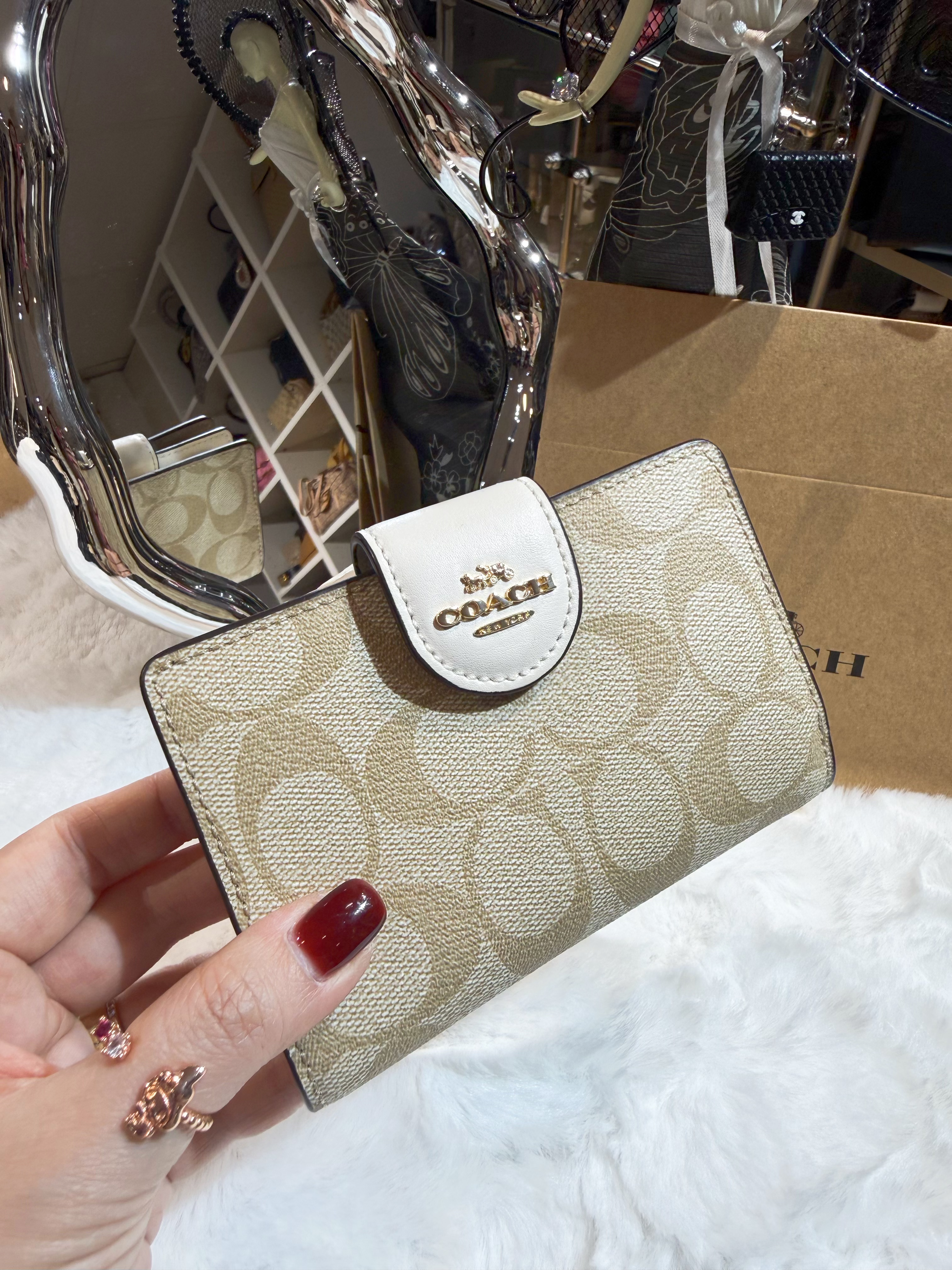 Coach medium wallet white/m/w