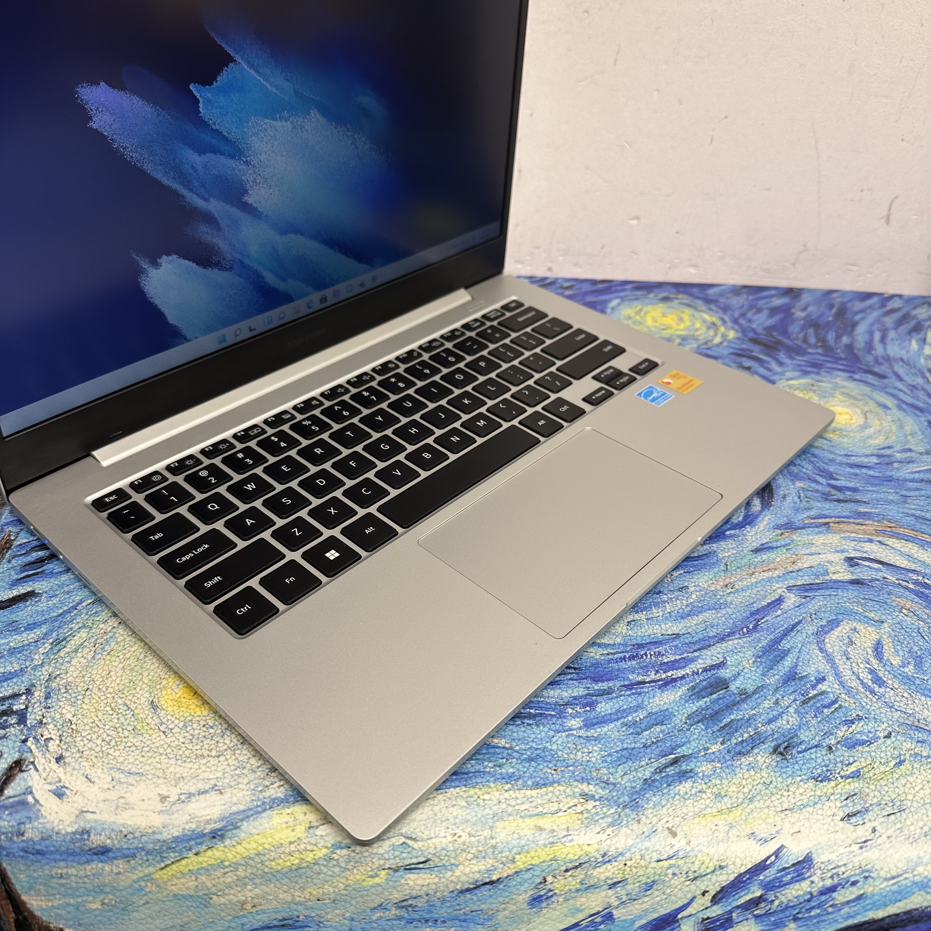 #5909 (14寸 5G版🤩三星文書機) Samsung / Snapdragon 8cx Gen2 / 8GB Ram/256GB SSD/超輕薄機身/支援MicroSD/ Book4 Pro /Laptop / Notebook /銀色 / Movie / Netflix / WiFi + Cellular /