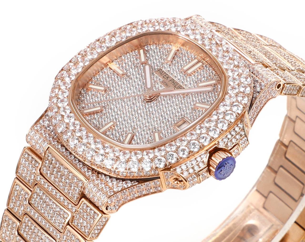 强势来袭！ 超级满天星方钻鹦鹉螺！ 1⃣️升级修正不锈钢表带，部分根据鹦鹉螺不锈钢表带拆解开发，完美贴合！ 2⃣️目前唯一使用圈口和表带方钻无爪镶石工艺，经历无数次的加工工艺，只为做到极致，终于大功告成！ 3⃣️全新订制修正版的Cal.324机芯，机芯摆轮位置与原装一致！深度洗花和刻字，机芯的还原度极高！ 4⃣️指针升级：秒针中心点升级为针轴秒针！ 鹦鹉螺满天星方钻王中王！欢迎您的品鉴！😎💯🌟