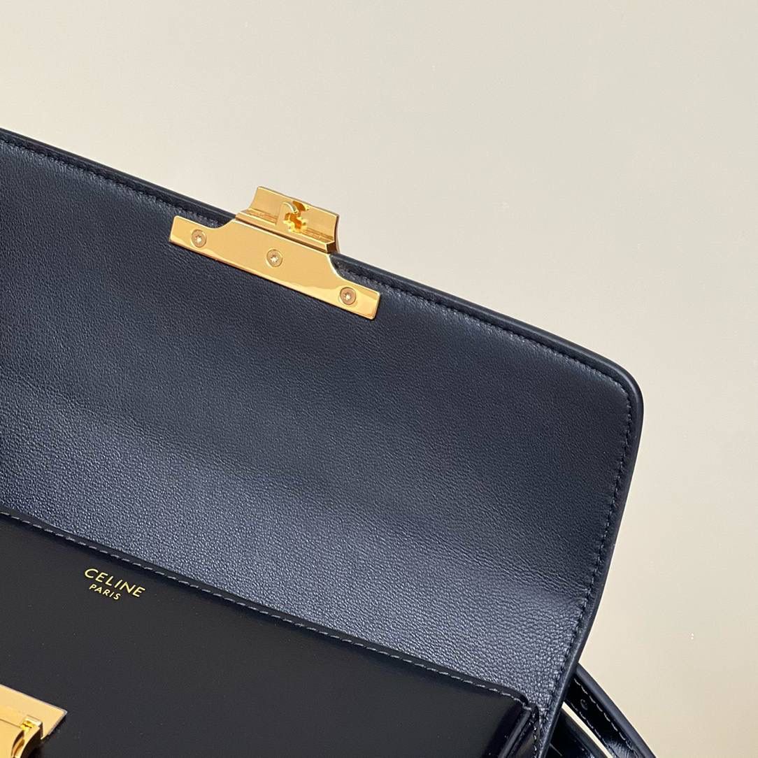 🔥大货实拍图 𝗖𝗘𝗟𝗜𝗡𝗘 ♥ 𝗧𝗥𝗜𝗢𝗠𝗣𝗛𝗘 𝗦𝗛𝗢𝗨𝗟𝗗𝗘𝗥 𝗕𝗔𝗚 型号：194143 尺寸：20*10*4cm