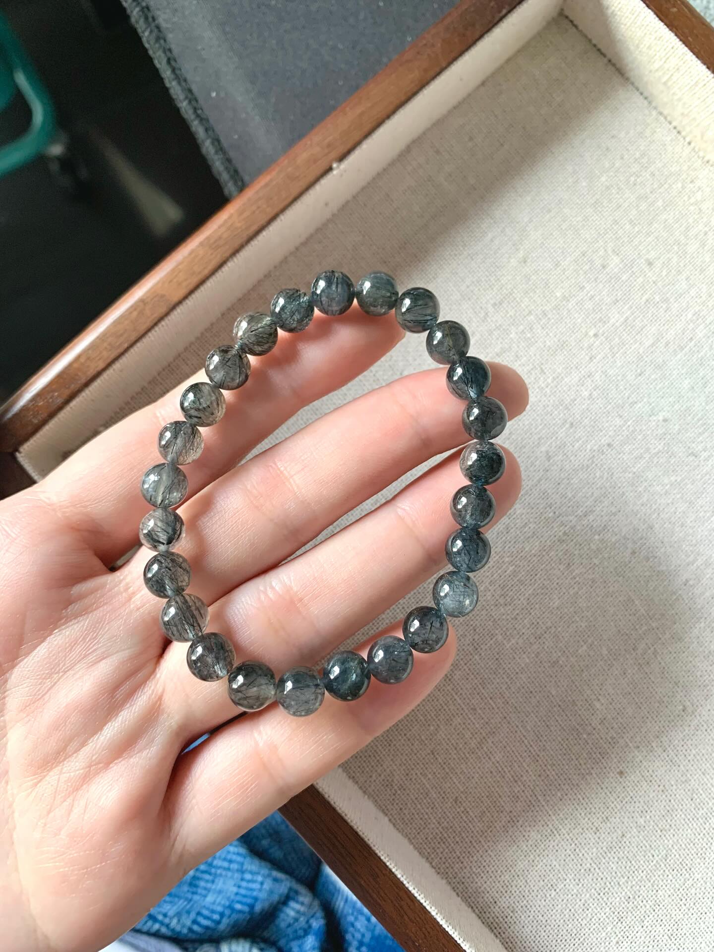 蓝发晶 ｜Dumortierite 7m+ RM8810.5mm RM13811.0mm RM138这批偏黑的蓝发晶 11m这条比较满发没什么透 7m 10m+会比较带透蓝线晶的功效主要集中在提升沟通能力和自信心、平衡情绪、以及事业财运等方面。 它被认为能增强表达、说服能力，帮助消除紧张和焦虑，促进积极心态。 在事业上，它被视为招财和激发斗志的象征，同时也可净化负能量，帮助辟邪防小人Dumortierite is believed to offer benefits for mental, emotional, and spiritual well-being, such as promoting mental clarity, focus, and patience. It is associated with enhancing communication, particularly through the throat chakra, and may help soothe emotions like stress, anxiety, and fear. Some traditional beliefs also attribute physical benefits, including relief for headaches and digestive issues, as well as support for spiritual growth and intuitive abilities. #蓝线晶 #天然水晶 #稀有矿 #水晶手串 #naturestone #马来西亚水晶网店 #dumortieritequartzbracelet #gemstone