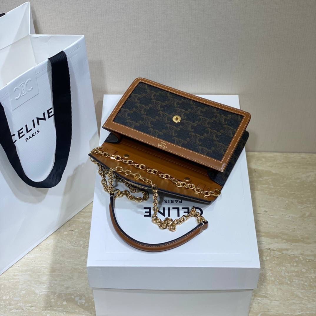 🔥大货实拍图 𝗖𝗘𝗟𝗜𝗡𝗘♥𝗠𝗔𝗜𝗟𝗟𝗢𝗡链条信封包 型号：10H422 尺寸：19.5*13*4cm