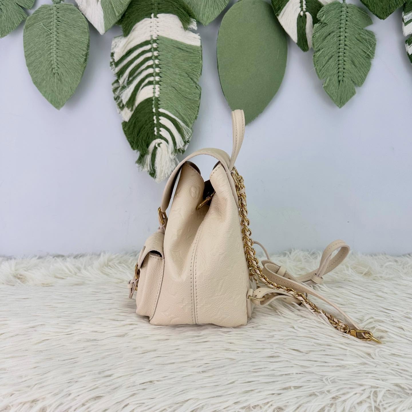 LV 🤍PRE OWNED BACKUP 奶油色真皮壓紋背包 晶片款 2025年❤️