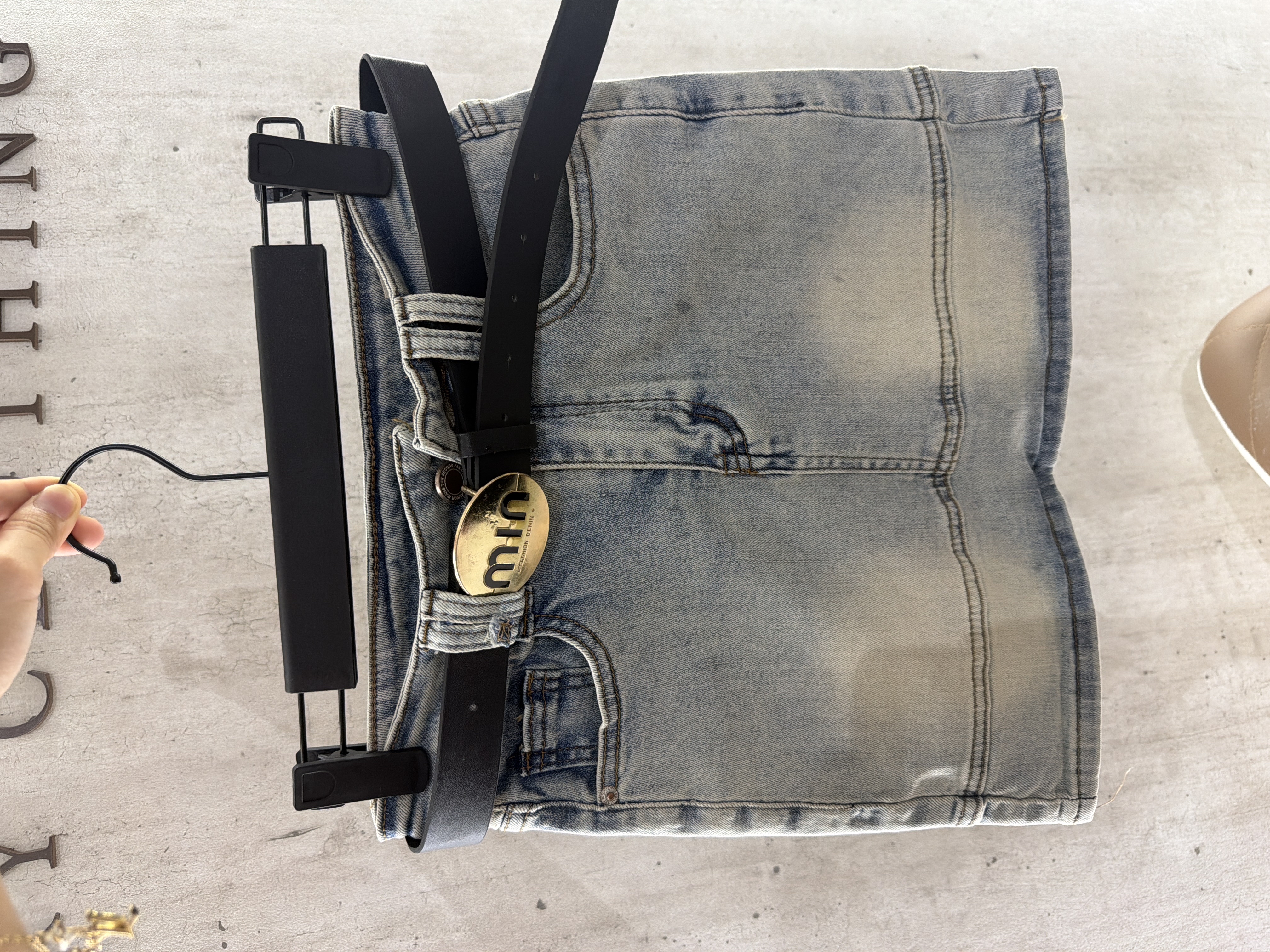 Miu Miu牛仔迷你裙，附腰帶