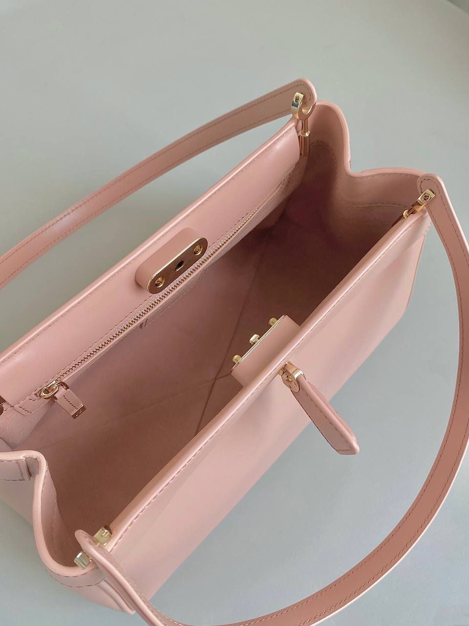 🈶 温柔粉中号 𝗗𝗜𝗢𝗥 𝗞𝗲𝘆手袋/腋下包 啊啊啊贵妇们还没买的都看过来 如此复古法式浪漫的包一定要拎在你手上 首批即出即断！都在翻单再翻单了！！ 早已大火全网时髦界，没有人不爱啊 独特的梯形包身➕细长手柄，优雅高贵 它的悬锁更是绝绝子，两个尺寸可选 小个子女生也可放心的冲大号 日常通勤什么大场合都能给你冲锋 拿捏得恰到好处，找不出一处缺点地方 真是把复古风玩得明明白白，美死了！！ 27×16.5×13.5cm，#6098m