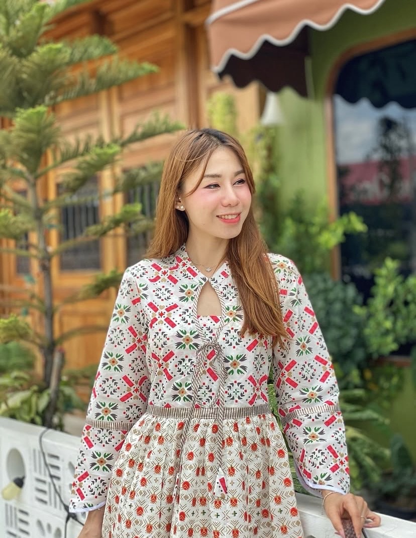 泰國名牌CHEVA - 白色燙金印花V領中袖連身裙