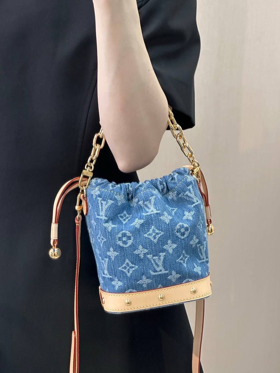 LV牛仔小包👜✨ 夏天怎么能少得了牛仔元素！ 丹宁也是各个大牌春夏季比较有看头的款式，今天继续来给你们盘个新款，来自1v 家的Nano Noé水桶 LV大名鼎鼎的牛仔系列~想必不用我多做介绍了！每次一上架就成为了一包难求的溢价款，火爆程度可想而知。 包身牛仔丹宁➕变色树膏皮，东西都是独一无二的正，包型也是堪称万年经典 经典中的经典 一直深受女孩们的追捧 小巧身材、别致外观。 尺寸：17.5 x 8 x 20.5cm