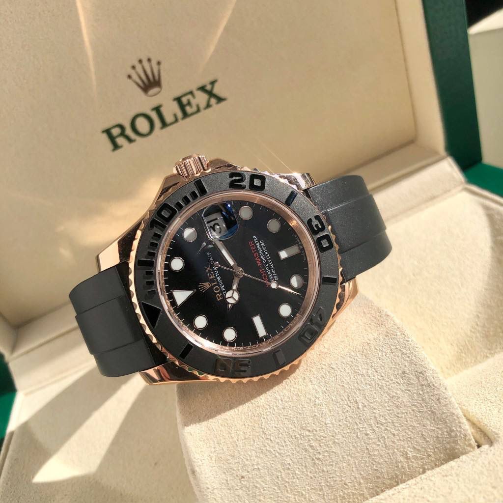 【经典名仕 一劳永逸】劳家爆款游艇名仕型系列m126655-0002男士腕表40mm全玫瑰金游艇出货，继续秉承AD家族优质特色、独家出品一表一码，三码合一 【机芯】搭载AD专注而制0️⃣返修、💯全新原装西铁城8215全自动机械机芯，走时精准，性能优异，动力储备高达48小时 【表壳】316L精钢表壳 高端同步防指纹[强]陶瓷圈口原版同步双向旋转，完美呈现与原版一致的弧度、光泽，超强高密度矿物质玻璃镜面，精致的做工完美秉承原装的潜水游泳🏊‍♀️性能 【字面】大厂同步超强夜光，夜光刻度、表针无瑕疵斑点、晶莹剔透，细节同步正品，内影圈刻字清晰，字体匀称 【表带】采用原装进口硅胶表带搭配316精钢可调节原装表扣