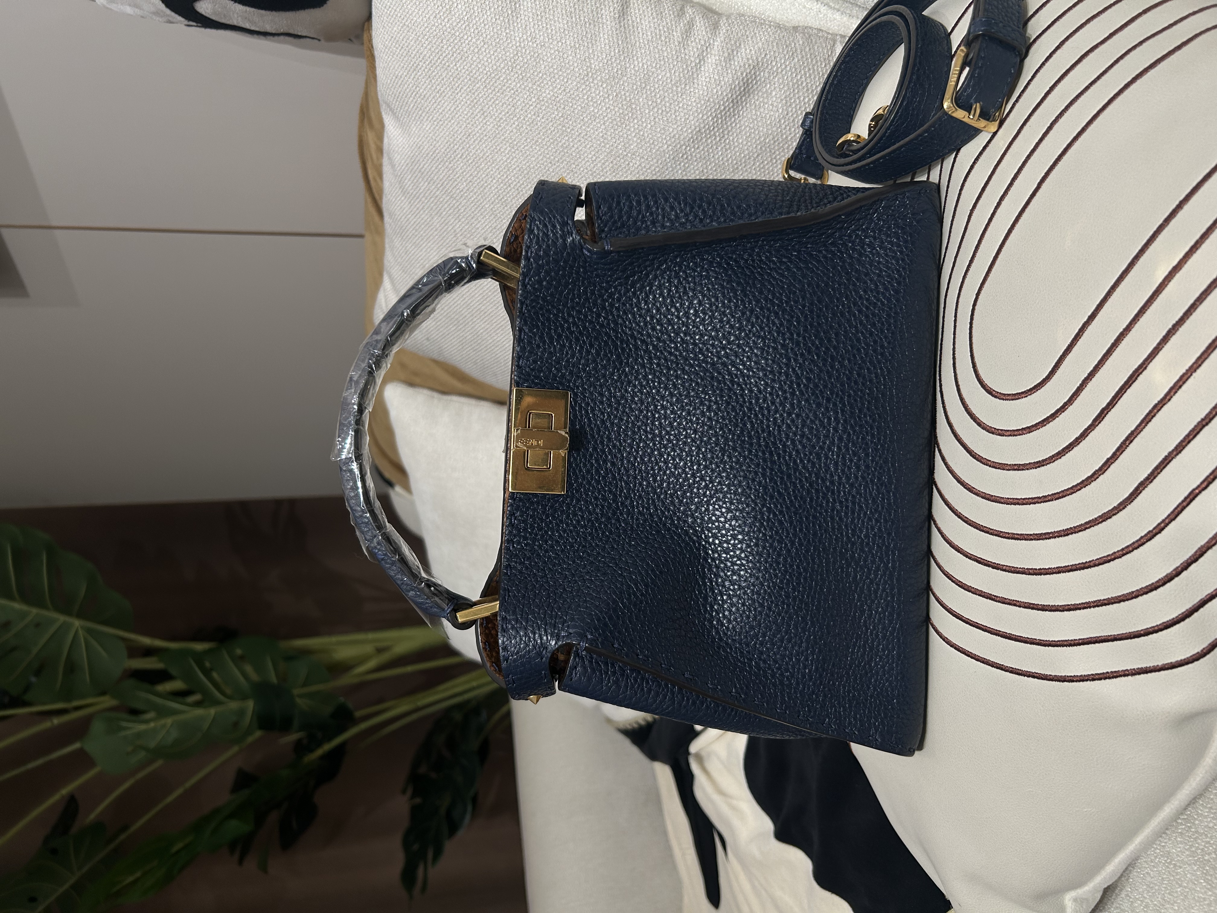 Fendi peekaboo 深藍色金扣 100%Authentic, 95%new ✅Booklet ,✅dust bag 牛皮好襟用，有部份原裝貼膜新淨