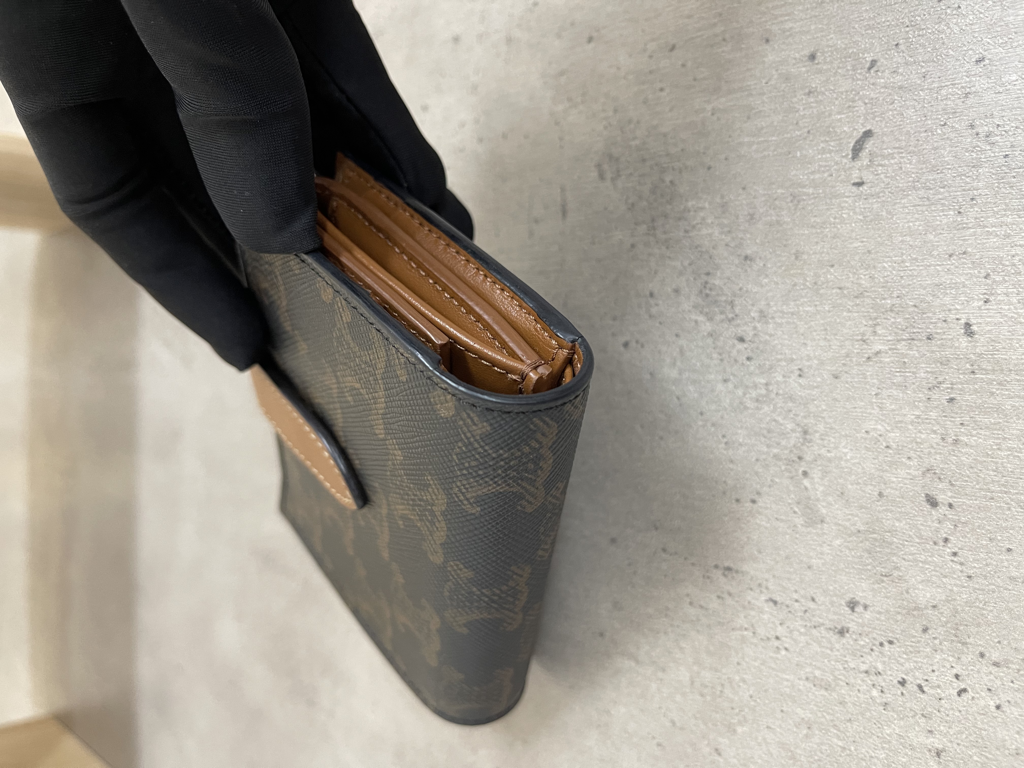 Pre-owned Celine Wallet/ Product Code: 26012703