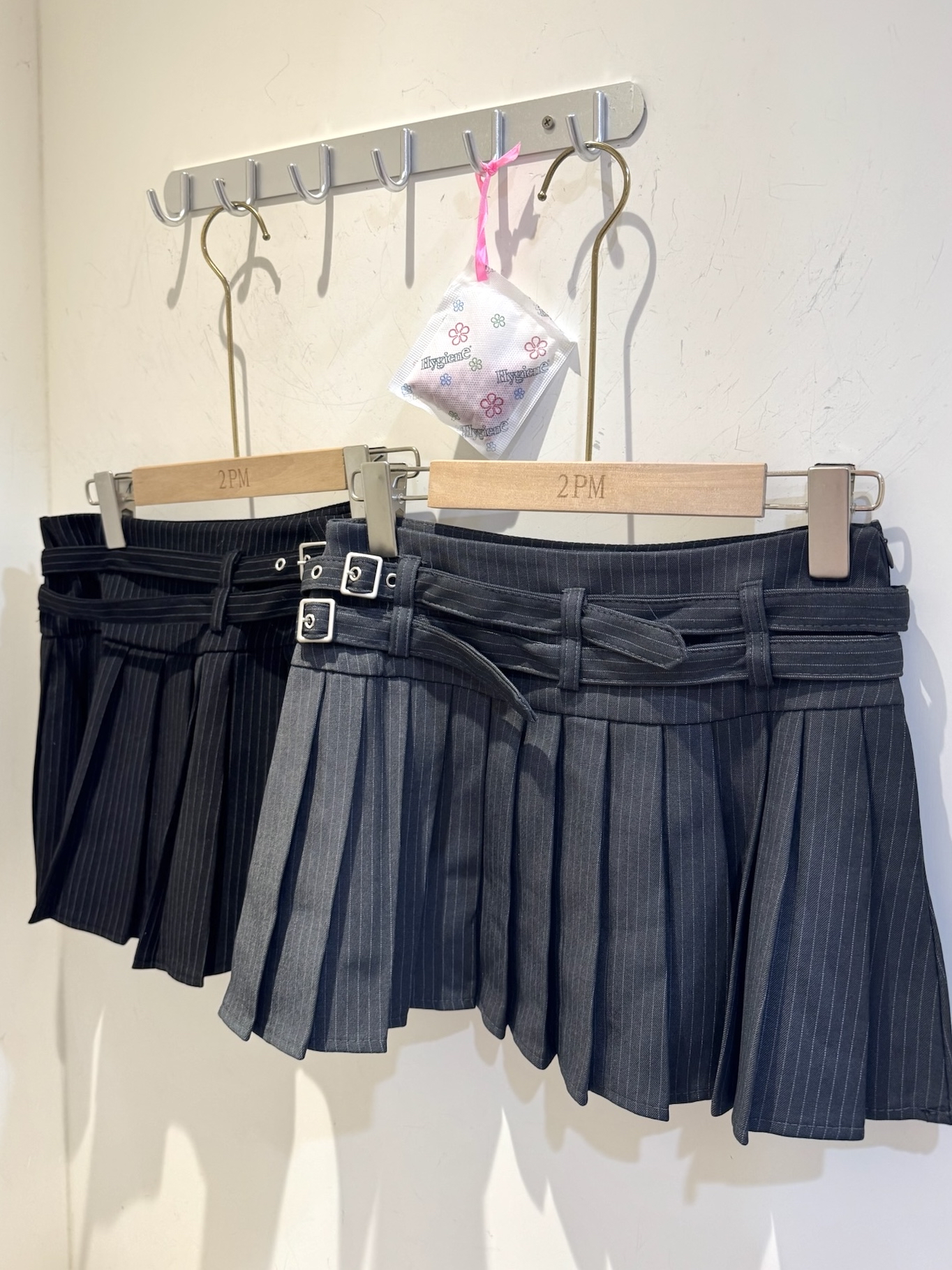 韓國直條間雙扣皮帶百褶裙