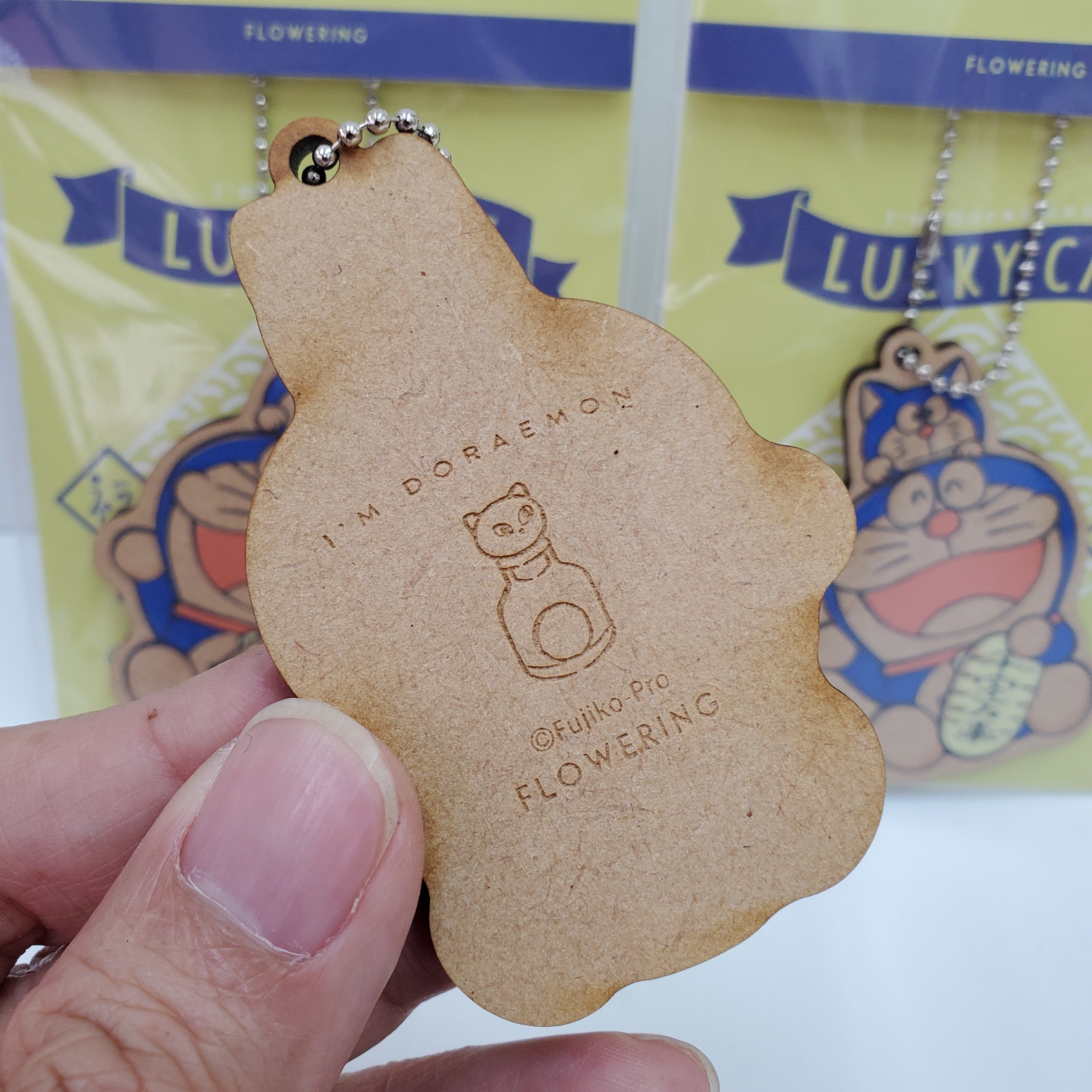 [現貨] [日本製] 多啦A夢 ｜ 木牌吊飾 ｜ 招猫款 {TF2212094}