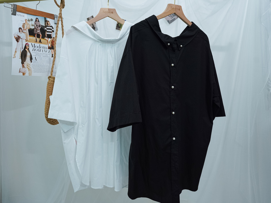 White Shirt with Pearl Buttons and Pleated Back Design ‖ 珍珠纽扣拼褶皱背设计衬衫 KR01115165