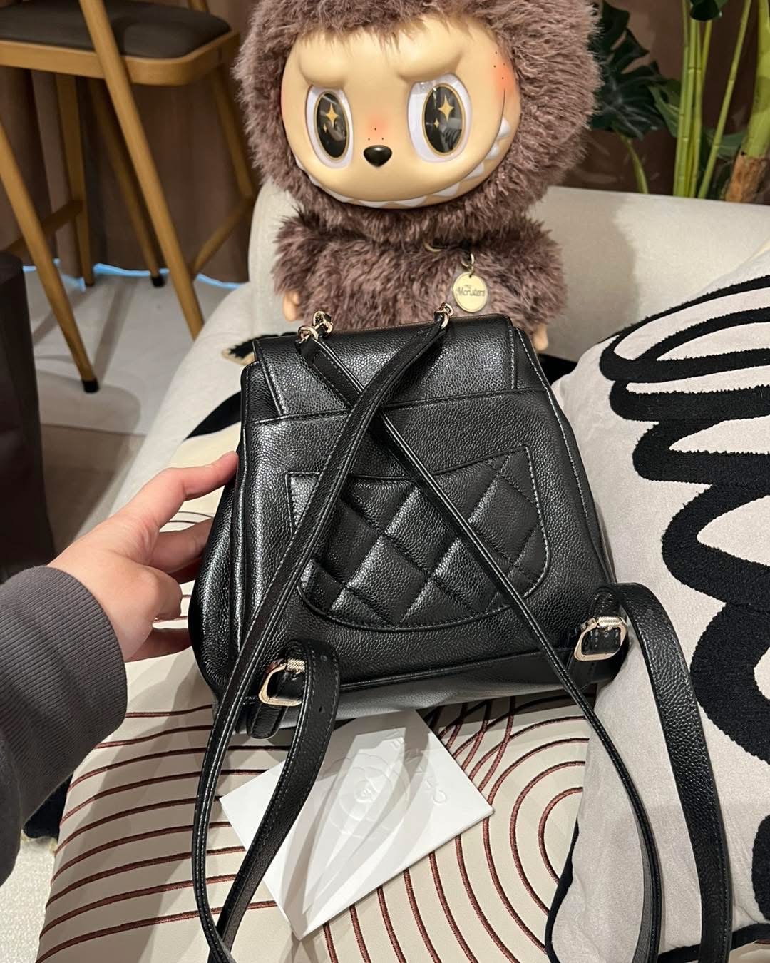 Chanel backpack AS3530, 亮面粒紋牛皮淡金扣 100%Authentic, 98%new ✅專門店收據✅晶片✅塵袋✅Box