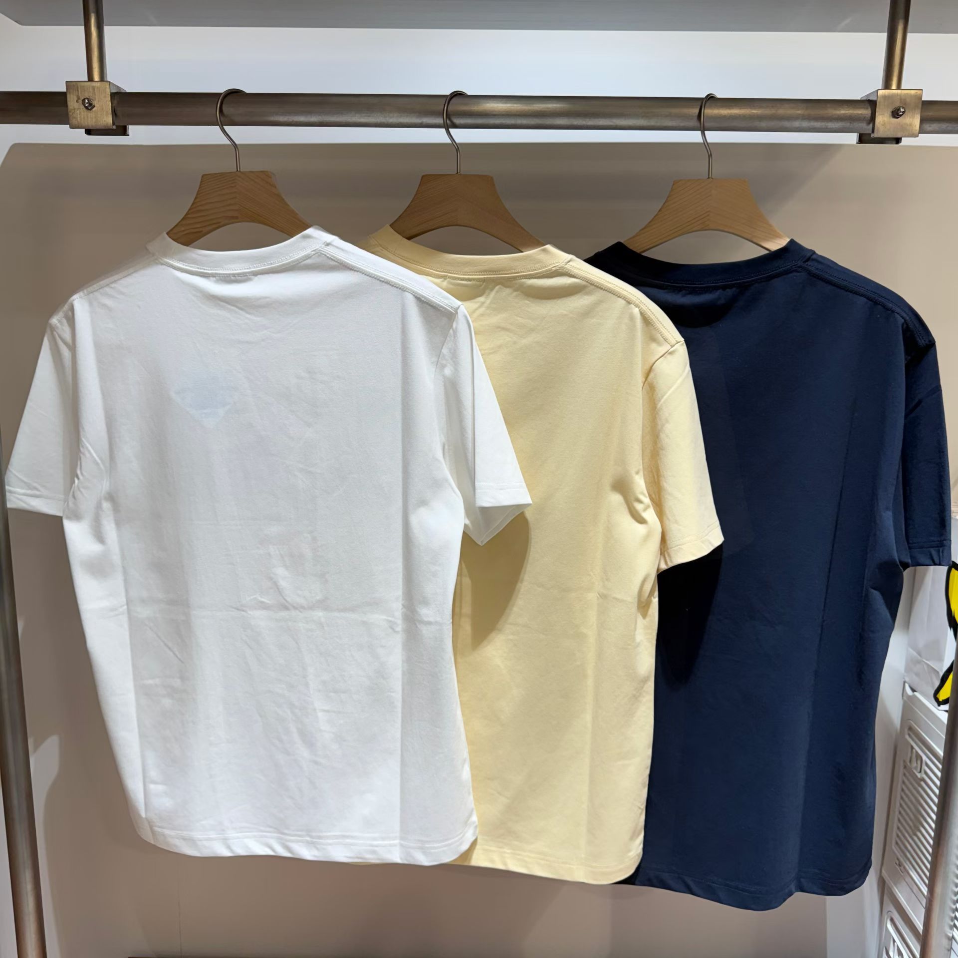 🌱​WACKY WILLY🌱 女款聽music tee 韓國連綫折扣💛 White / light yellow / navy Size s/m