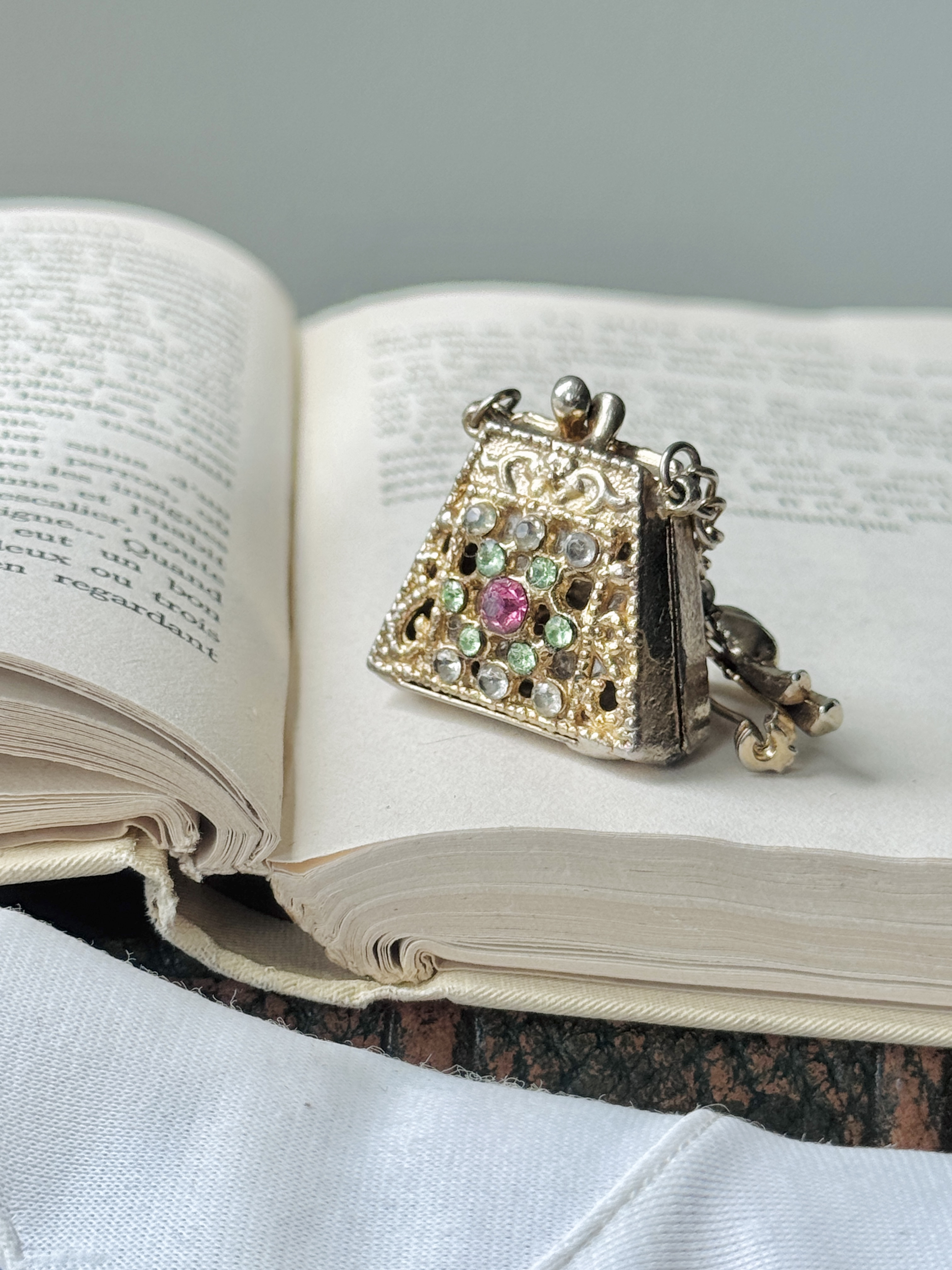 Vintage Rhinestone Embellished Miniature "Kisslock Purse" Brooch (MT2590)