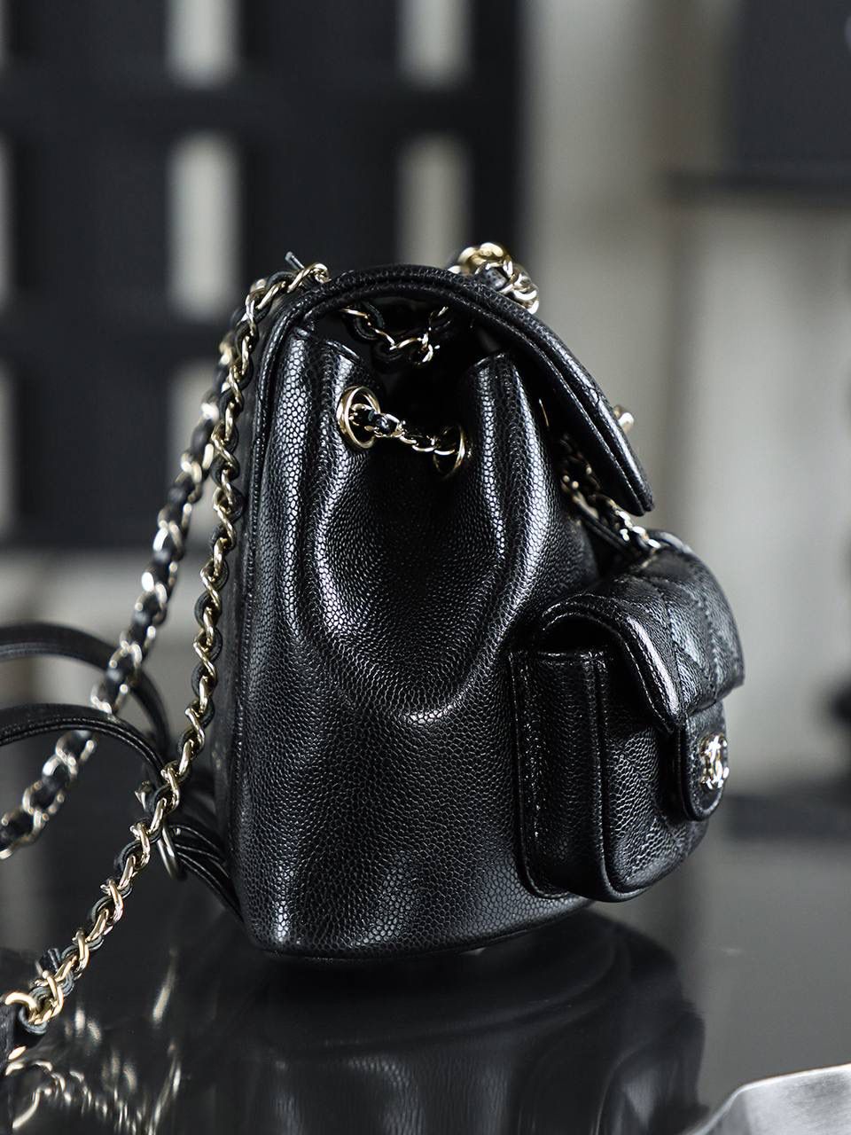 24A青蛙包duma小號雙肩包鑒定版👜 一包一碼 支持全球鑒定查驗身份證原廠專G Haas皮料過關清單資料可査詢 duma作為小香中的熱門款，從中古款到現在每一季都做了改動，23P duma大火後，24A返場，又是熟悉的荔枝紋牛皮，但24A的荔枝紋表面的紋路更平一些，光澤度也更强了！ 五金：厚镀14k浅金扣 皮料：Hass中小球牛皮 尺寸小号：16.5*17.5*10cm 中号：20*22.5*11.5cm