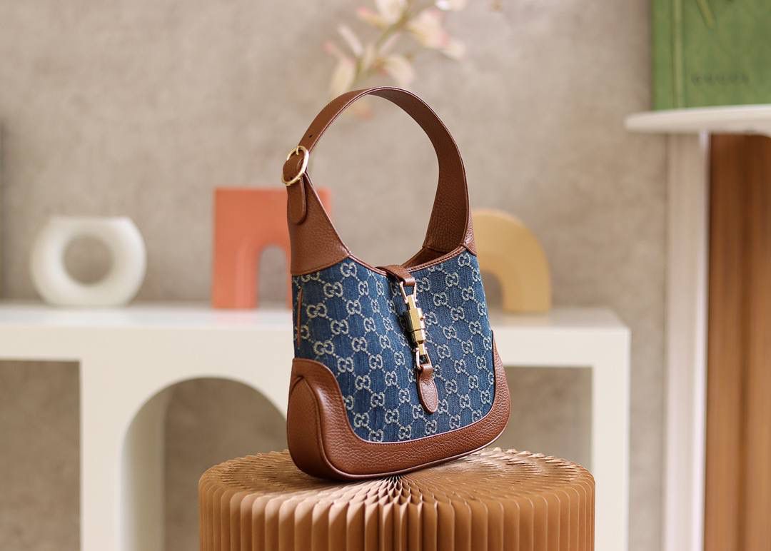 𝙅𝙖𝙘𝙠𝙞𝙚 1961复古牛仔系列 原厂皮#636706# ☞尺寸：28*19*4.5cm 在1961年首次推出1961系列，本季重回时尚前沿，满身自带复古气息，再次使用复古牛仔面料创造出新世纪的复古潮流设计，这一季的设计师简直开挂了，看遍了五花八门的时尚设计，回归了复古的本质，竟然让人眼前一亮，这一季的复古牛仔设计，简直就是来抢钱的，爱了爱了，这复古棕色系列搭配牛仔系列！🔥🔥