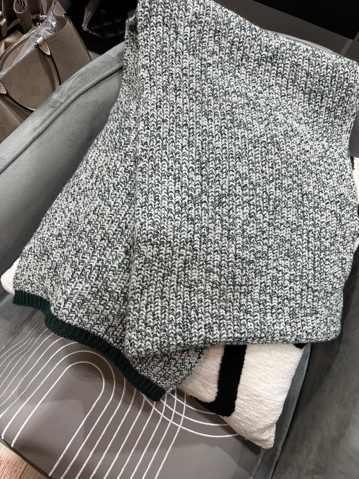 Chanel Scarf 100%cashmere  羊毛頸巾100%Authentic,99%new  