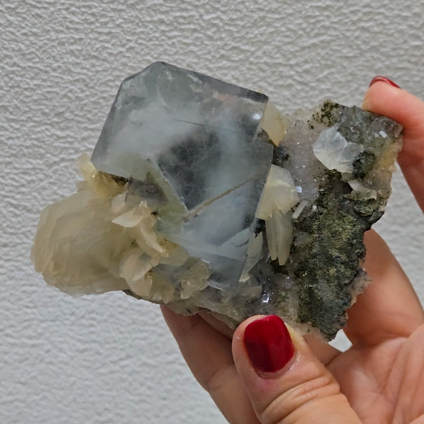 Blue cubic fluorite with UV calcite - FL436