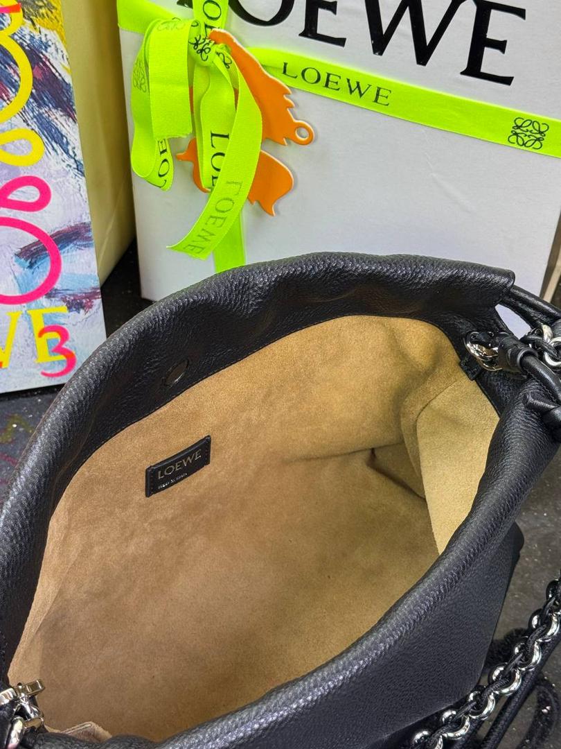 🎈中号链条款𝙁𝙡𝙖𝙢𝙚𝙣𝙘𝙤 𝙋𝙪𝙧𝙨𝙚鹿皮 ——【黑色】 尺寸：𝟯𝟬-𝟭𝟬.𝟓-𝟮𝟬𝐜𝐦 编码：012403 【配全套礼盒】 👉🏻延续福袋收缩绳褶皱设计•羊皮包身手感细腻柔软❤️ 👉🏻链条肩带➕皮肩带的双肩带设计•时尚百搭•给足了集美们多样化的选择。肩带可拆卸可调节•磁扣开合•正面烫金𝙇𝙤𝙜𝙤•呈现出高贵典雅的视觉感😍 👉🏻独家背景➕独家品质➕独家全套砖柜礼盒套装•市场高端品质皆在我手✌🏻