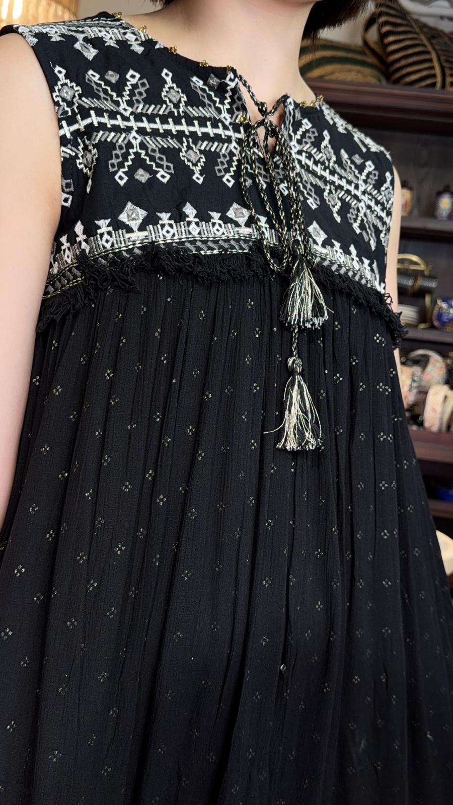 3569 Black & White Emb Sleeveless OP 42"