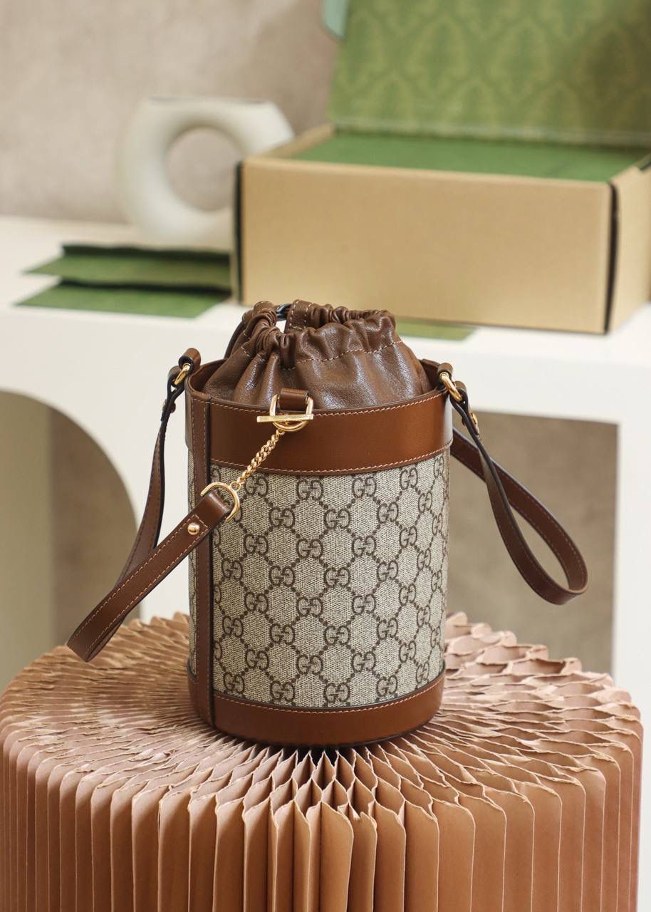𝟭 𝟵 𝟱 𝟱马衔扣系列水桶包#637115#正品皮 ♠尺寸：14*19*14cm ♠ 1955马衔扣全新系列—水桶包， 采用经典GG面料搭配牛皮设计， 最受欢迎的水桶造型， 1955标志性马衔扣，给人一种现代时尚精髓，彰显马衔扣别致的魅力，这桶全新水桶包给人另外一种风味，演绎出复古与时尚的结合，更是附带大容纳设计，日常复古造型必备，必须入手的一款全新水桶！🔥🤟🏻